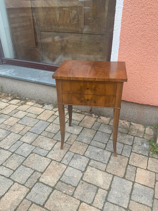 Biedermeier Beistelltisch in Nussbaum. Verkauft !