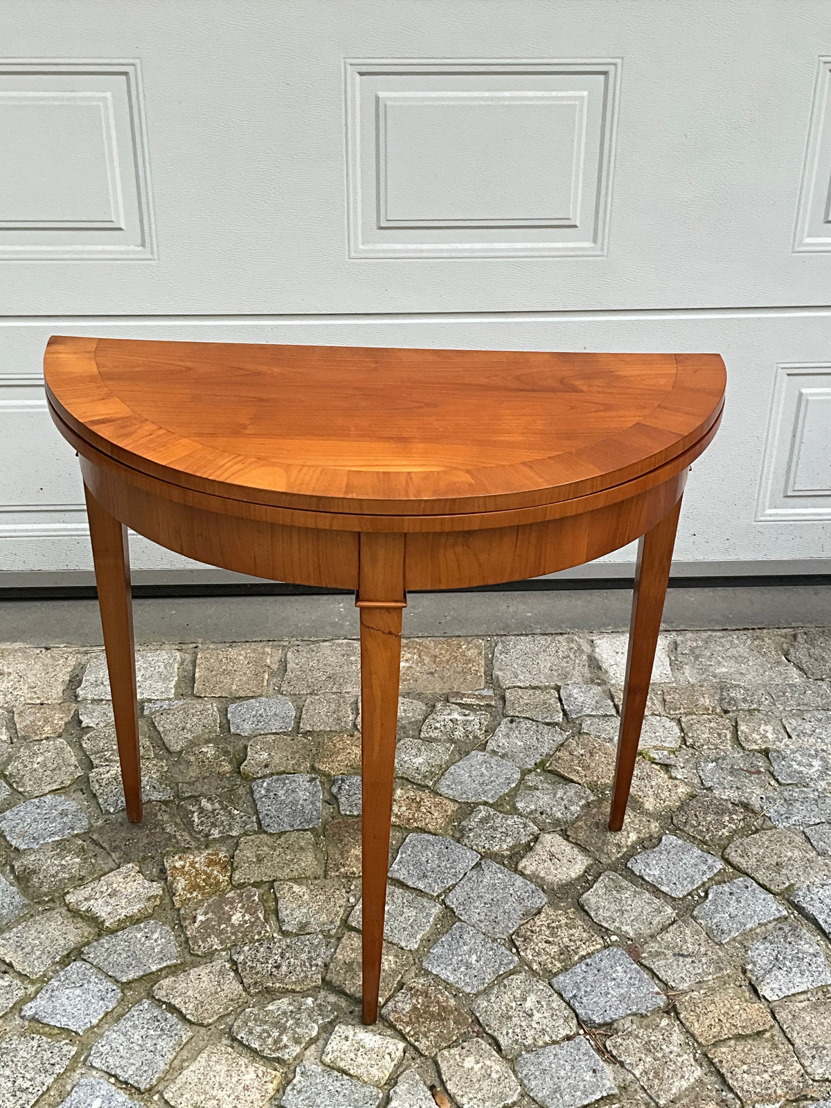Biedermeier Demi Lune in Kirschbaum um 1830