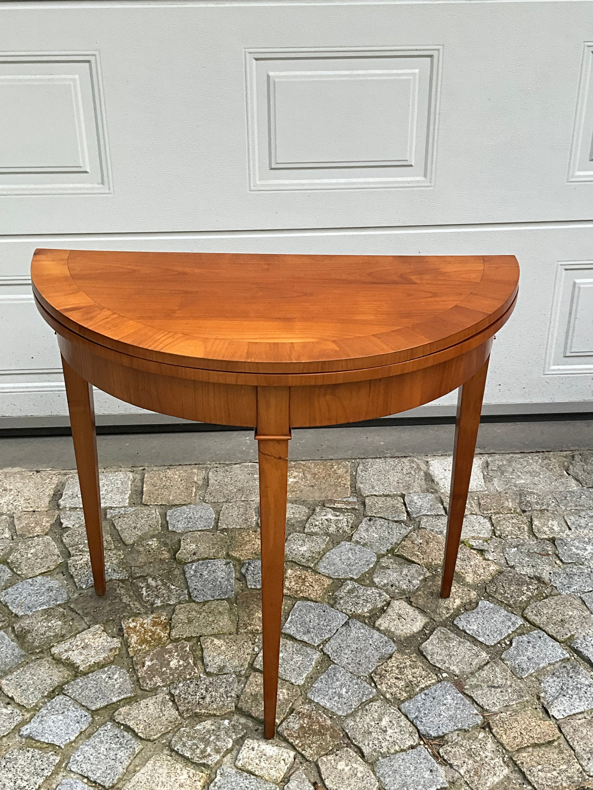 Biedermeier Demi Lune in Kirschbaum um 1830