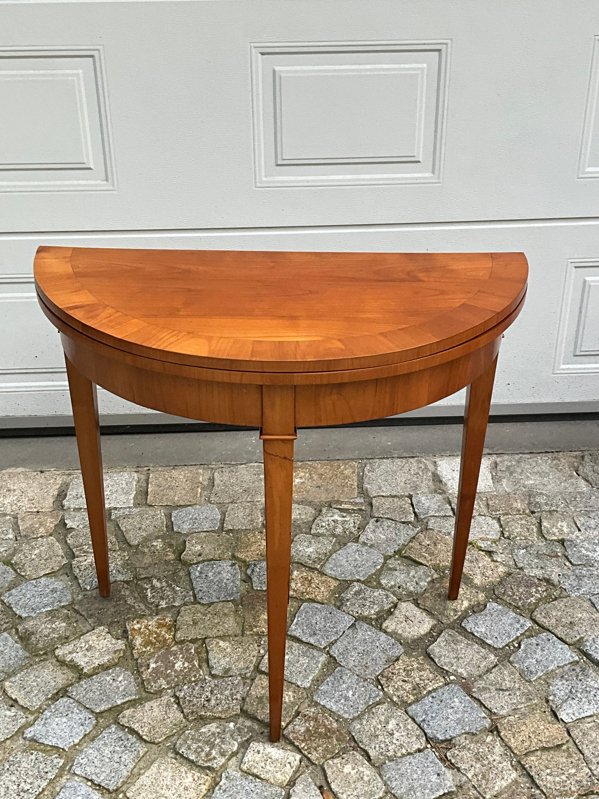 Biedermeier Demi Lune in Kirschbaum um 1830