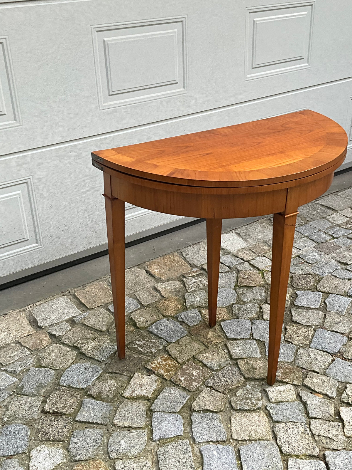 Biedermeier Demi Lune in Kirschbaum um 1830