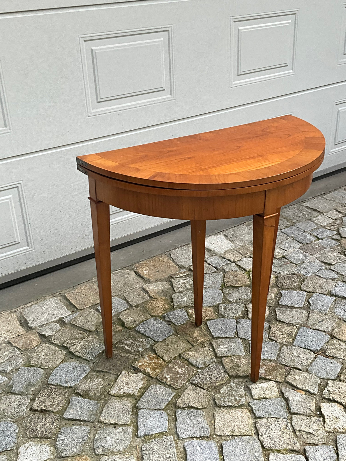 Biedermeier Demi Lune in Kirschbaum um 1830