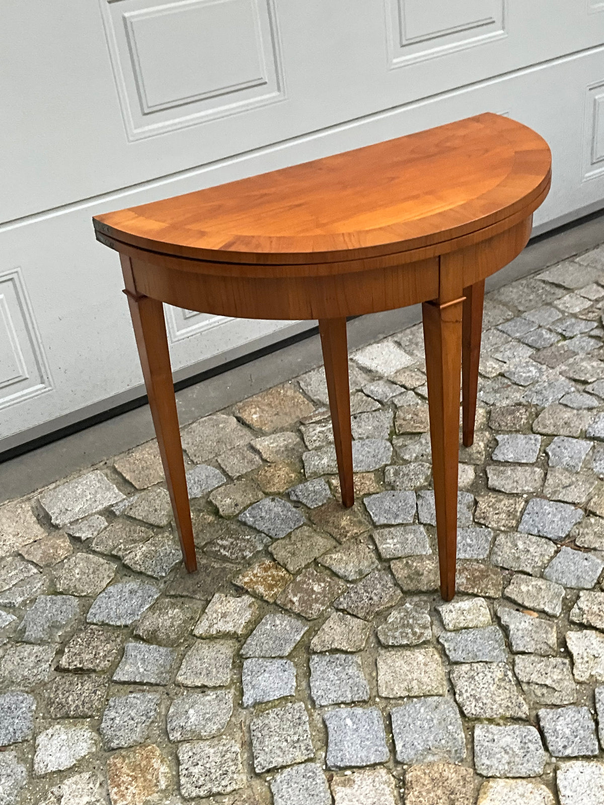 Biedermeier Demi Lune in Kirschbaum um 1830
