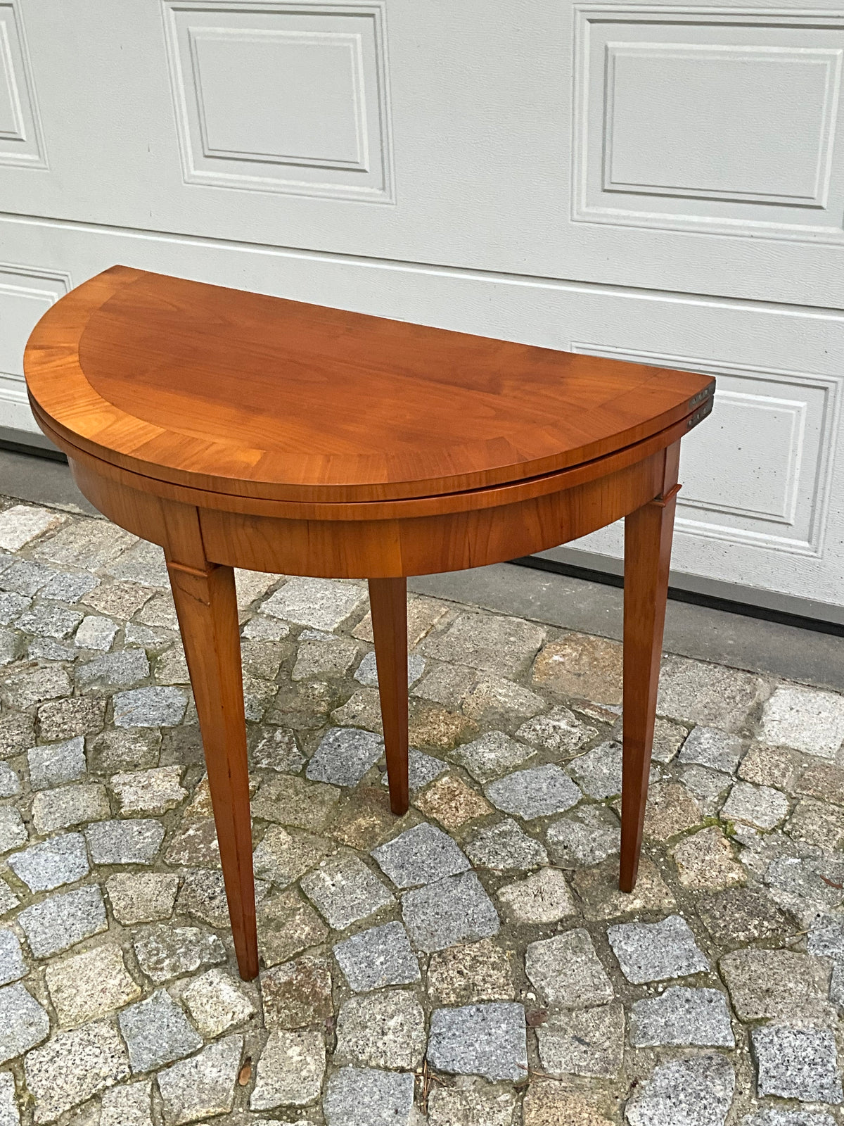 Biedermeier Demi Lune in Kirschbaum um 1830