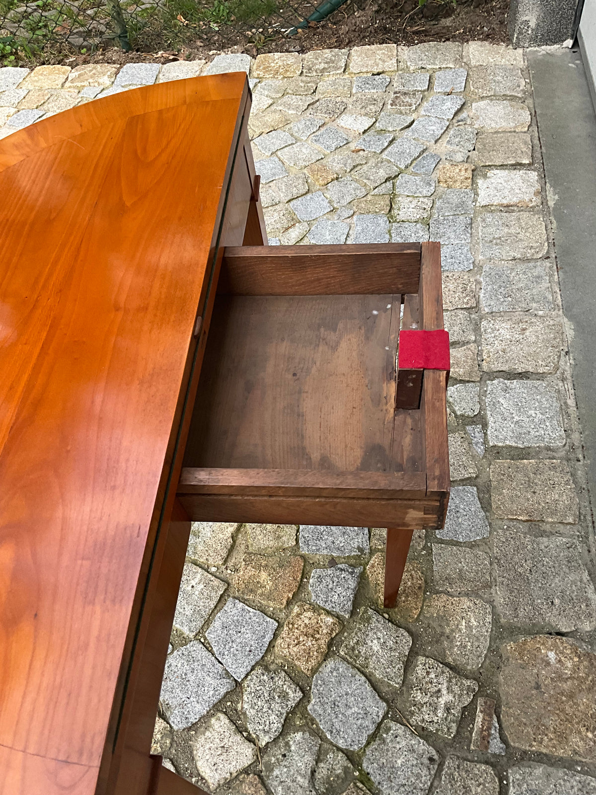 Biedermeier Demi Lune in Kirschbaum um 1830