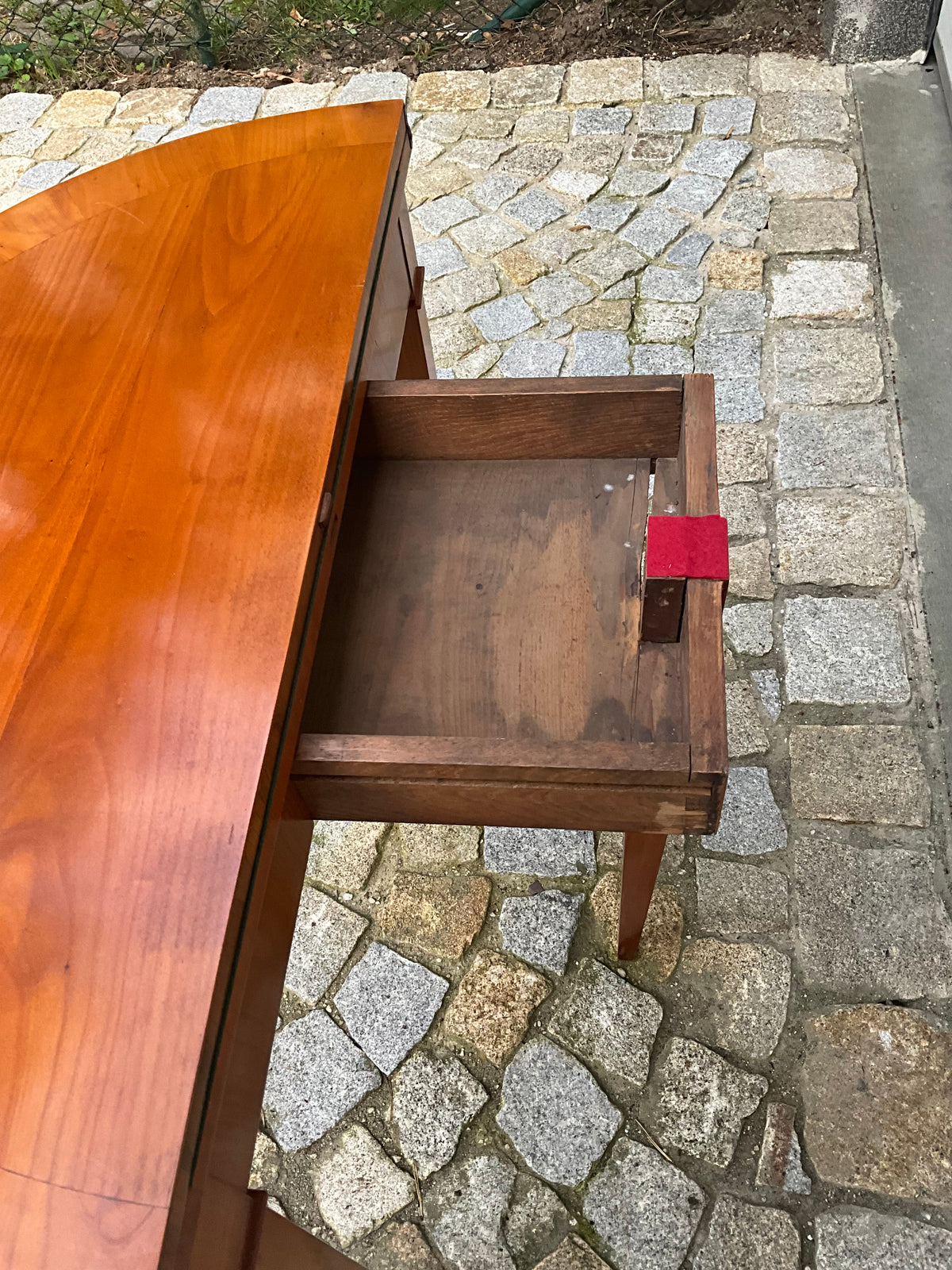 Biedermeier Demi Lune in Kirschbaum um 1830
