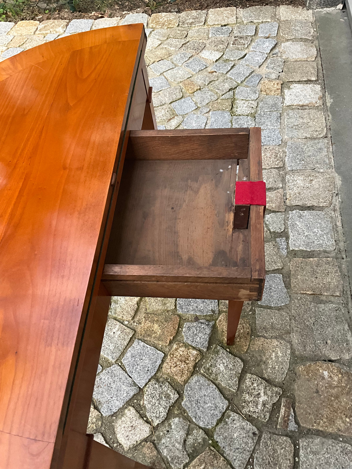Biedermeier Demi Lune in Kirschbaum um 1830