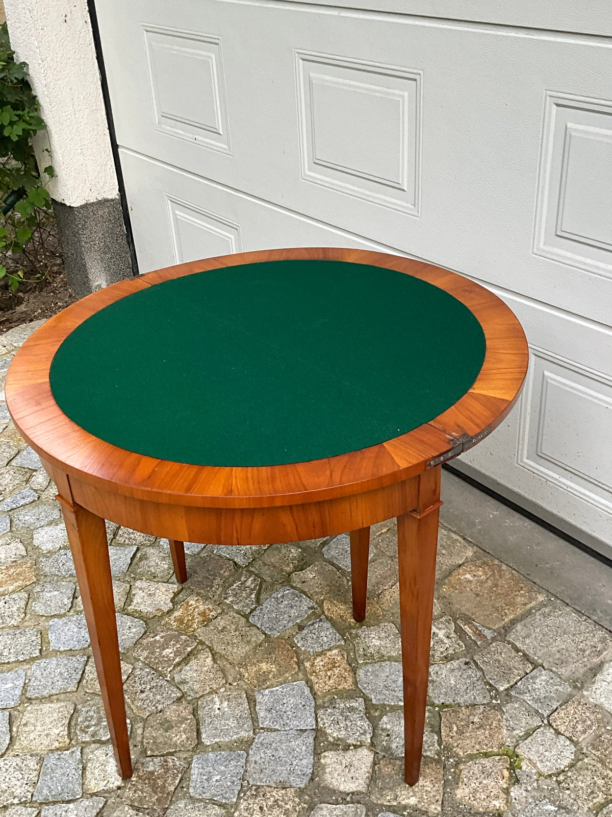 Biedermeier Demi Lune in Kirschbaum um 1830