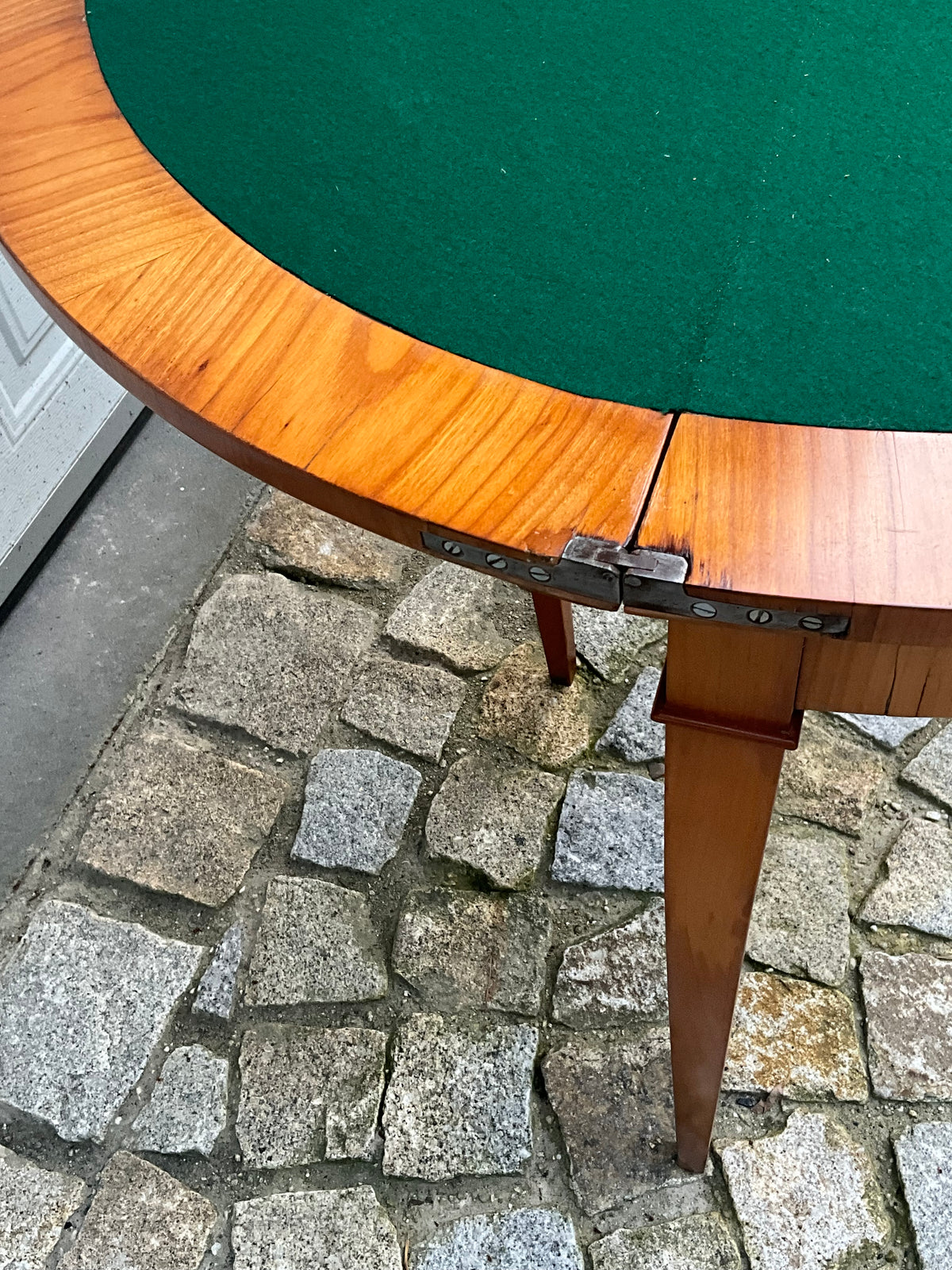 Biedermeier Demi Lune in Kirschbaum um 1830