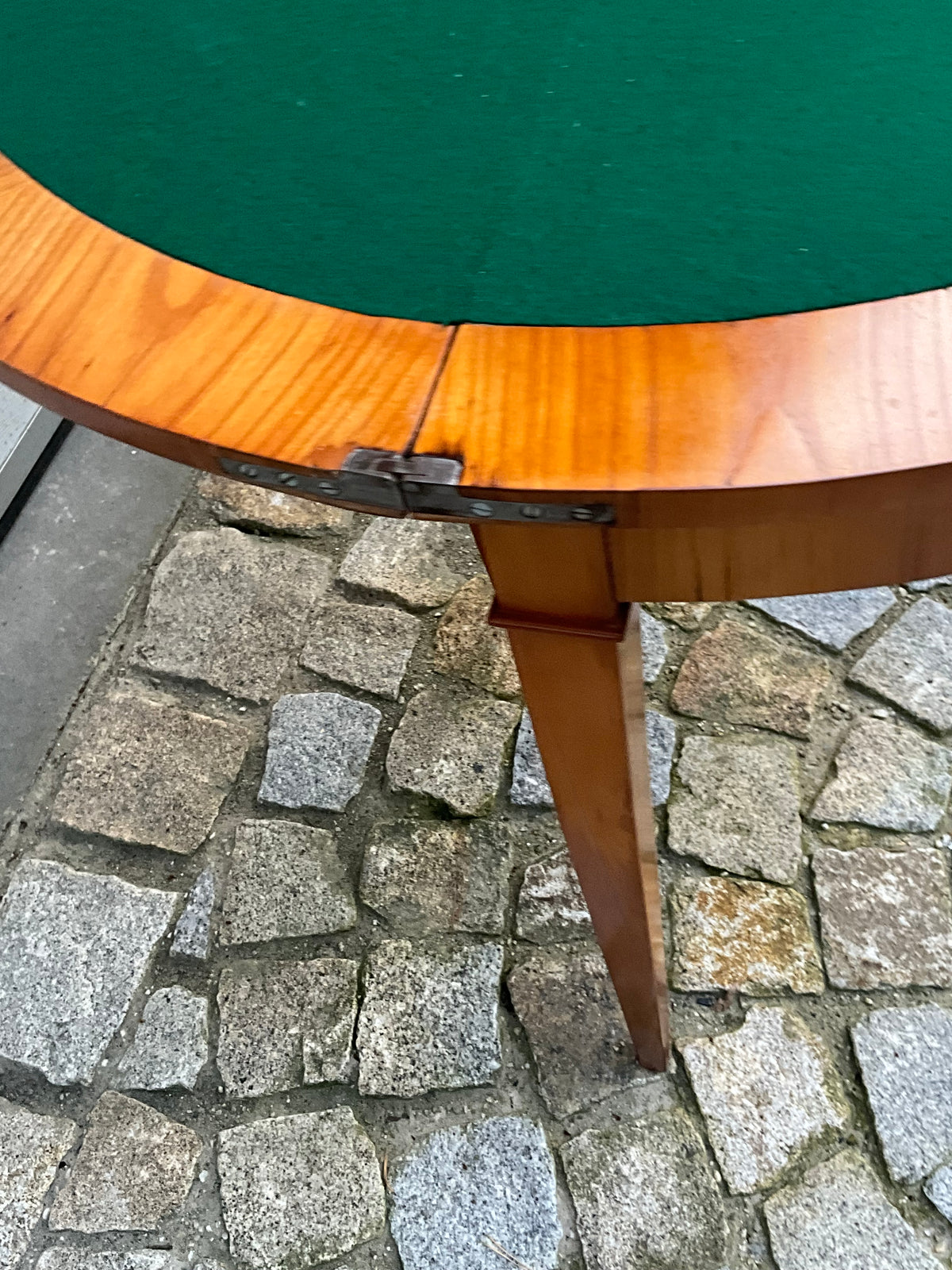 Biedermeier Demi Lune in Kirschbaum um 1830