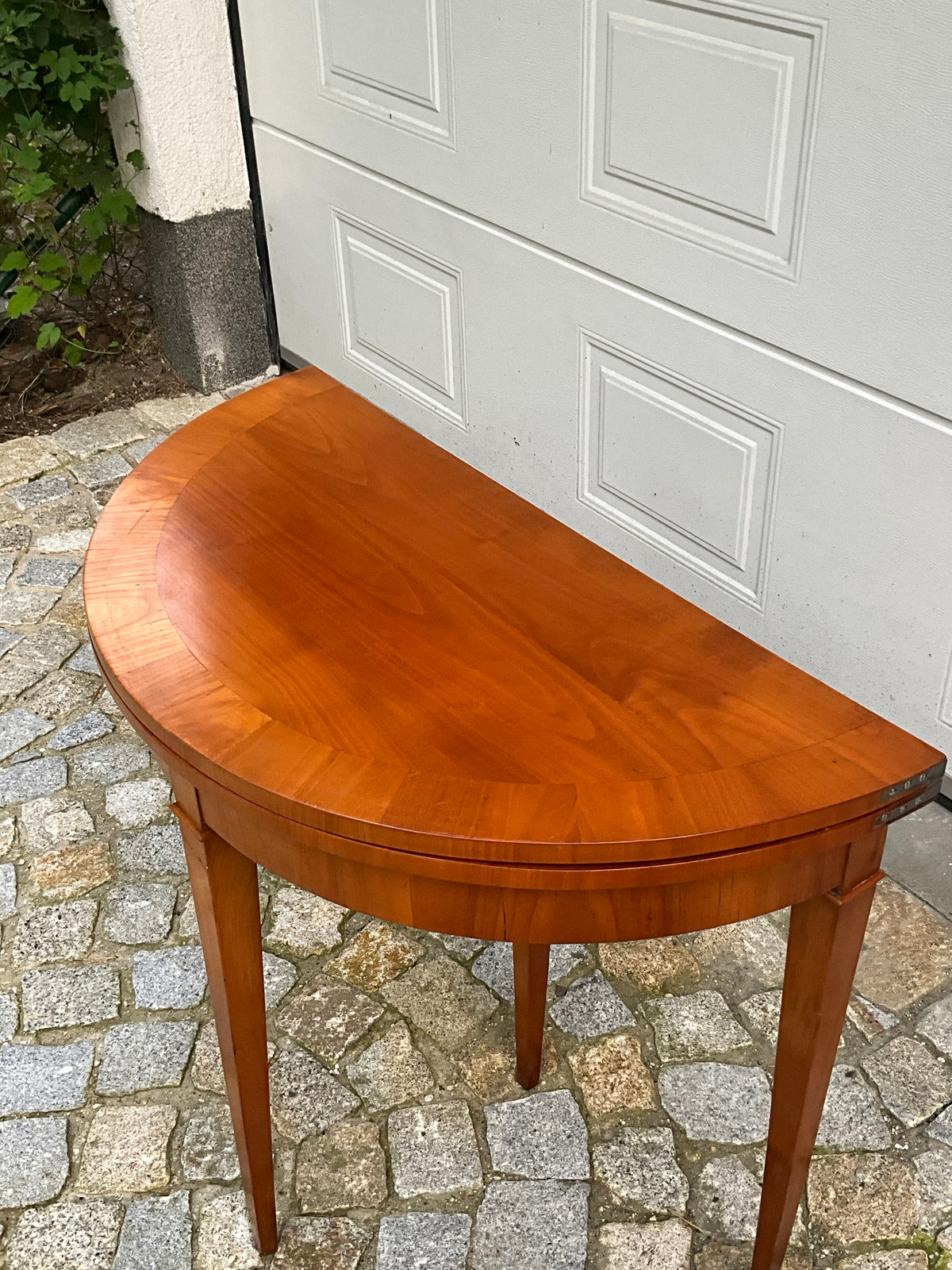 Biedermeier Demi Lune in Kirschbaum um 1830