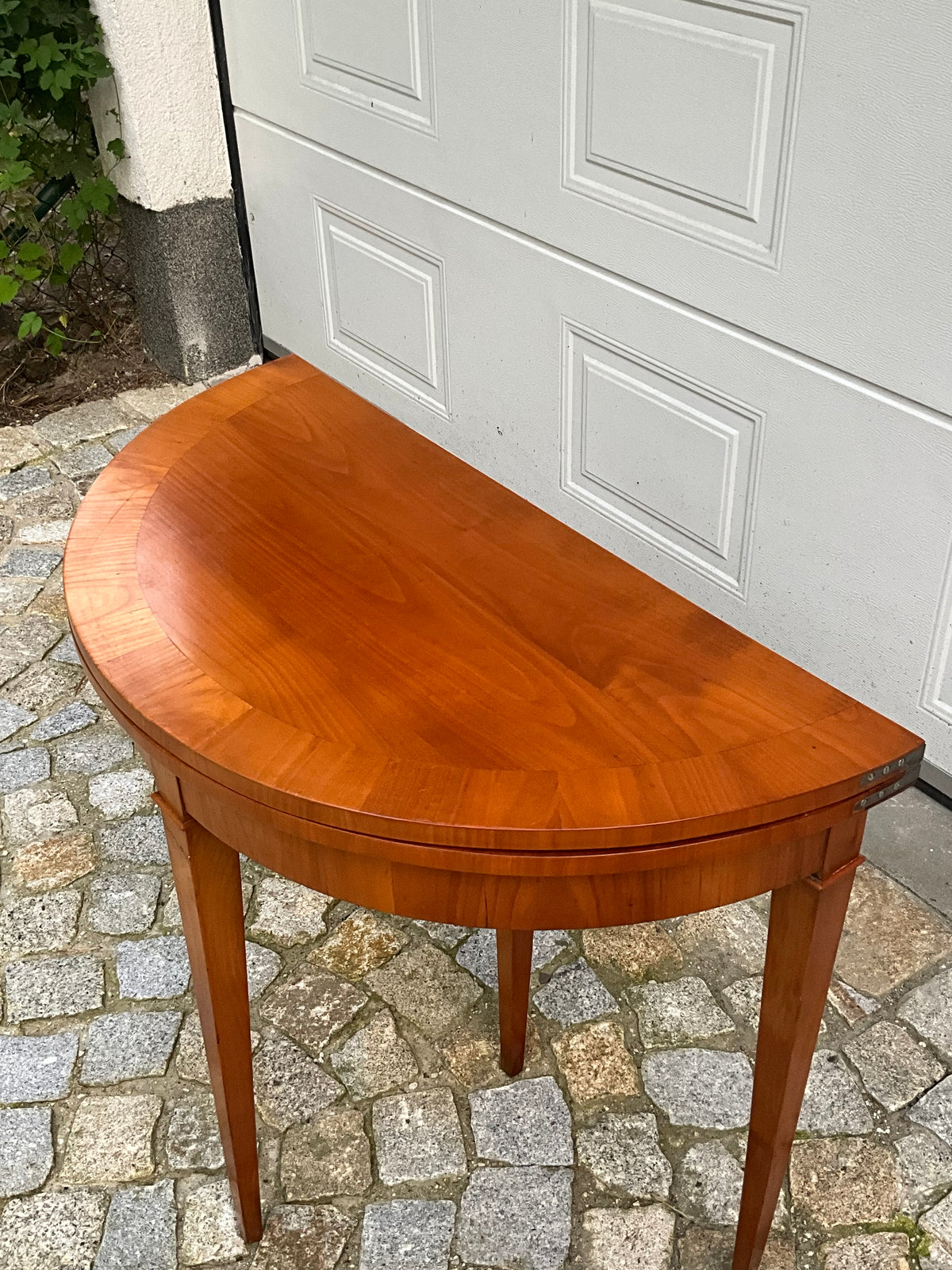 Biedermeier Demi Lune in Kirschbaum um 1830