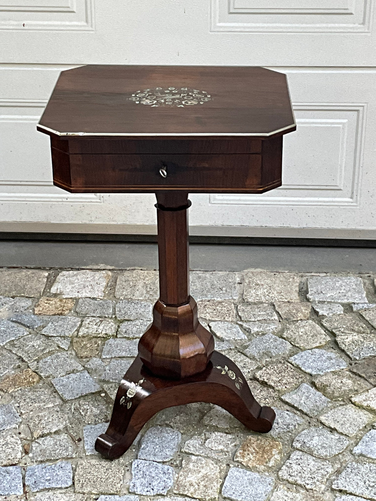 Beistelltisch in Palisander in der Manier v. A.Bembe
