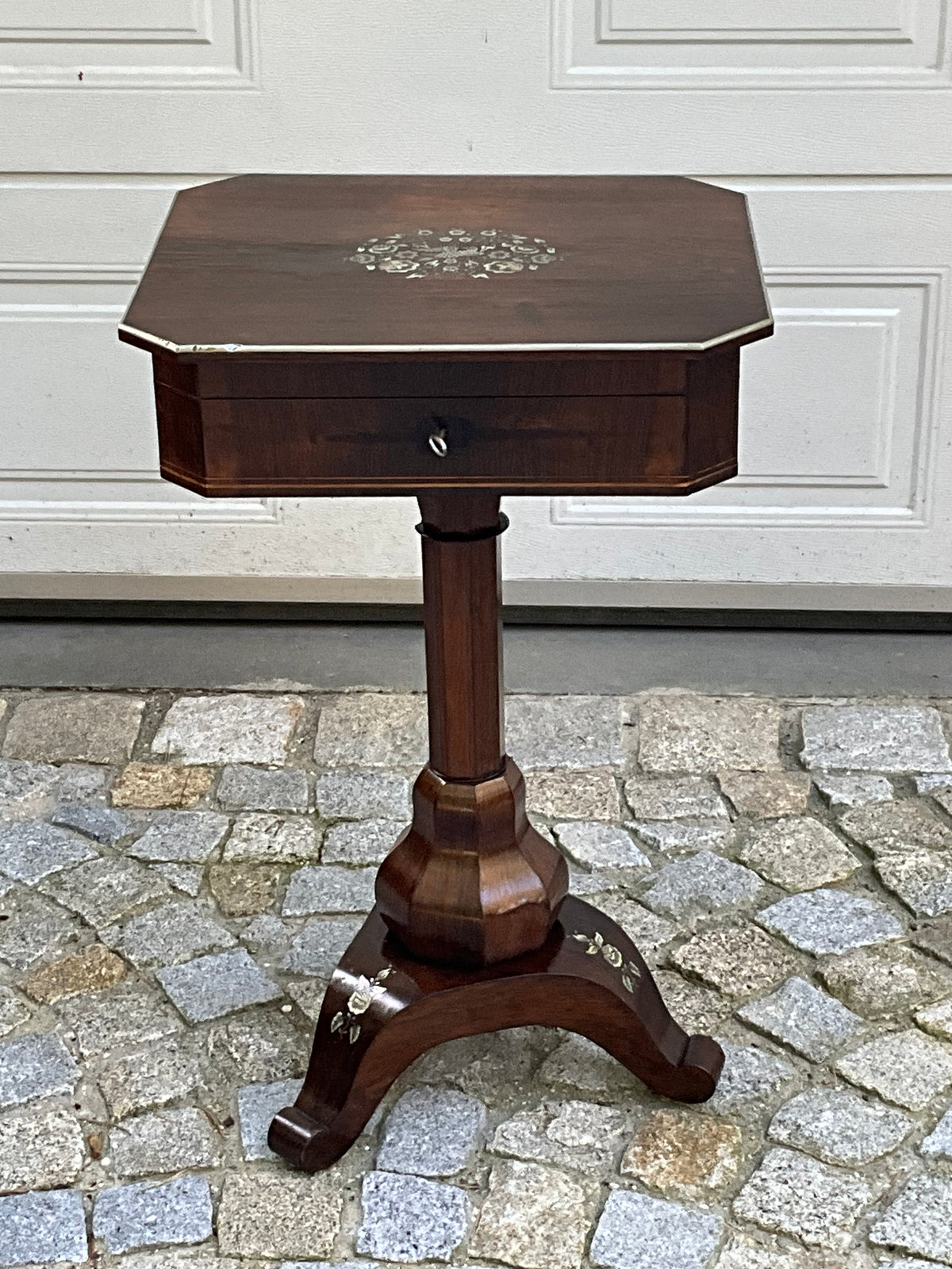 Beistelltisch in Palisander in der Manier v. A.Bembe