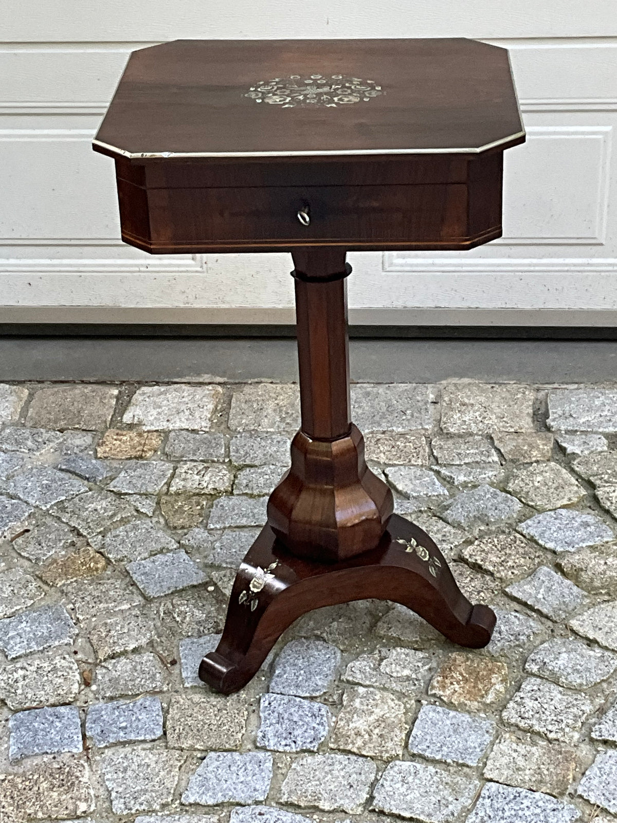 Beistelltisch in Palisander in der Manier v. A.Bembe