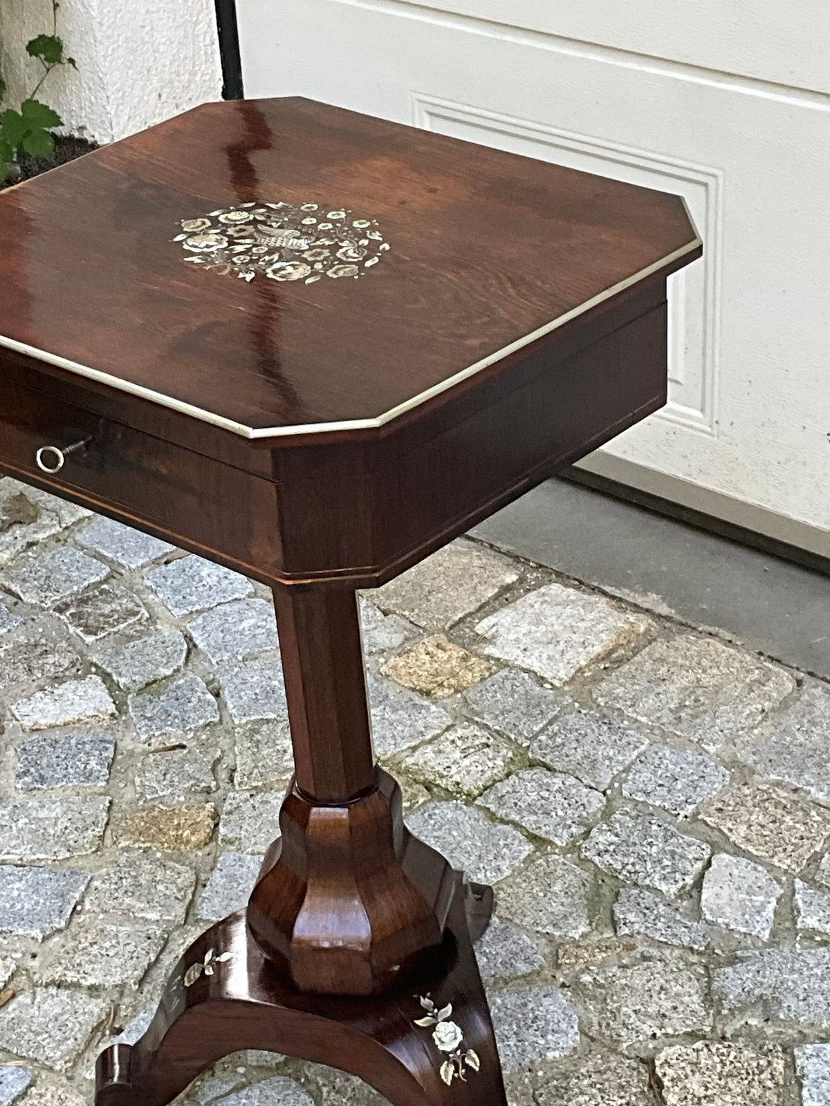 Beistelltisch in Palisander in der Manier v. A.Bembe