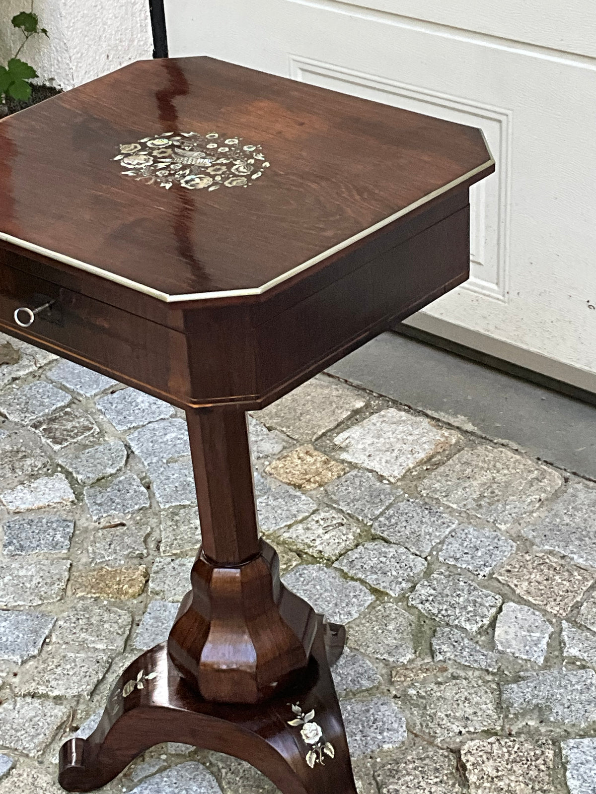 Beistelltisch in Palisander in der Manier v. A.Bembe