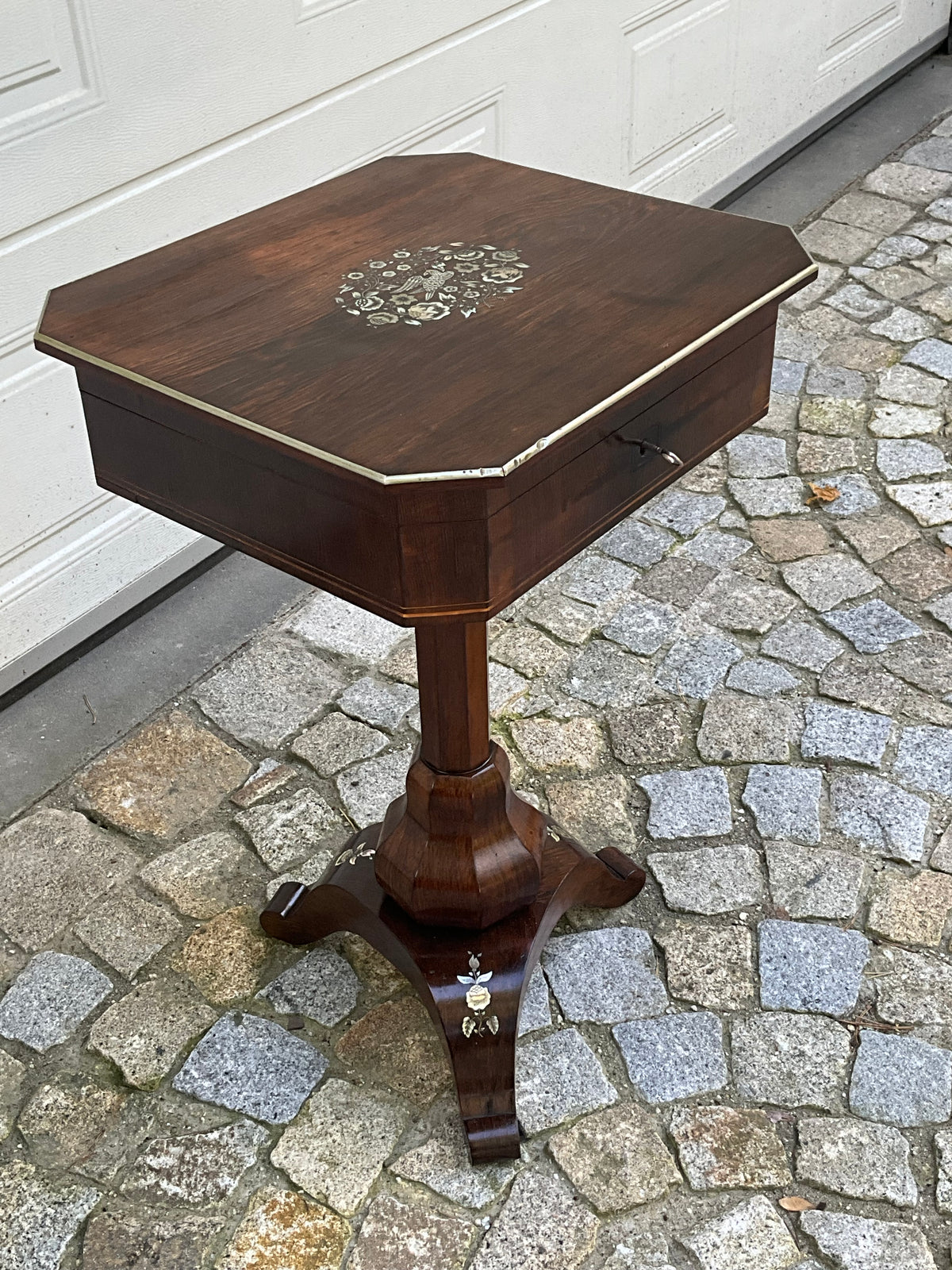 Beistelltisch in Palisander in der Manier v. A.Bembe