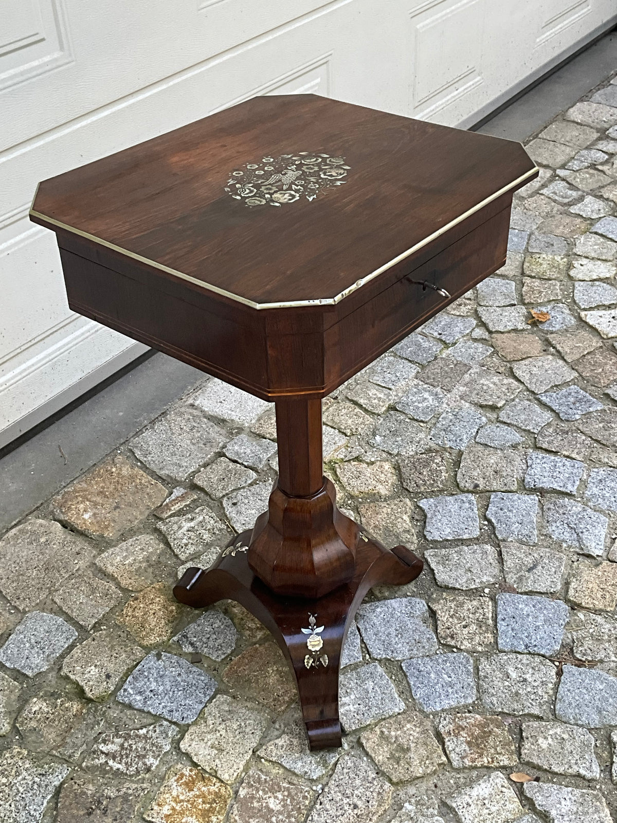 Beistelltisch in Palisander in der Manier v. A.Bembe