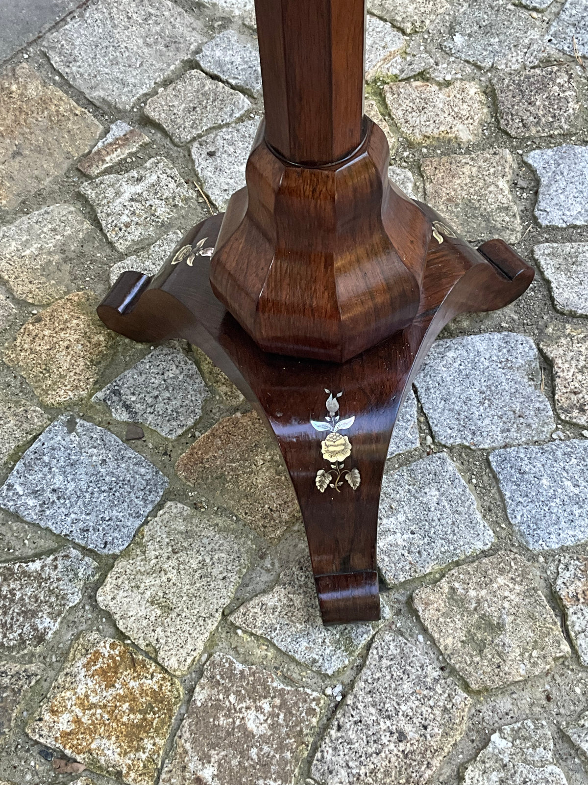 Beistelltisch in Palisander in der Manier v. A.Bembe