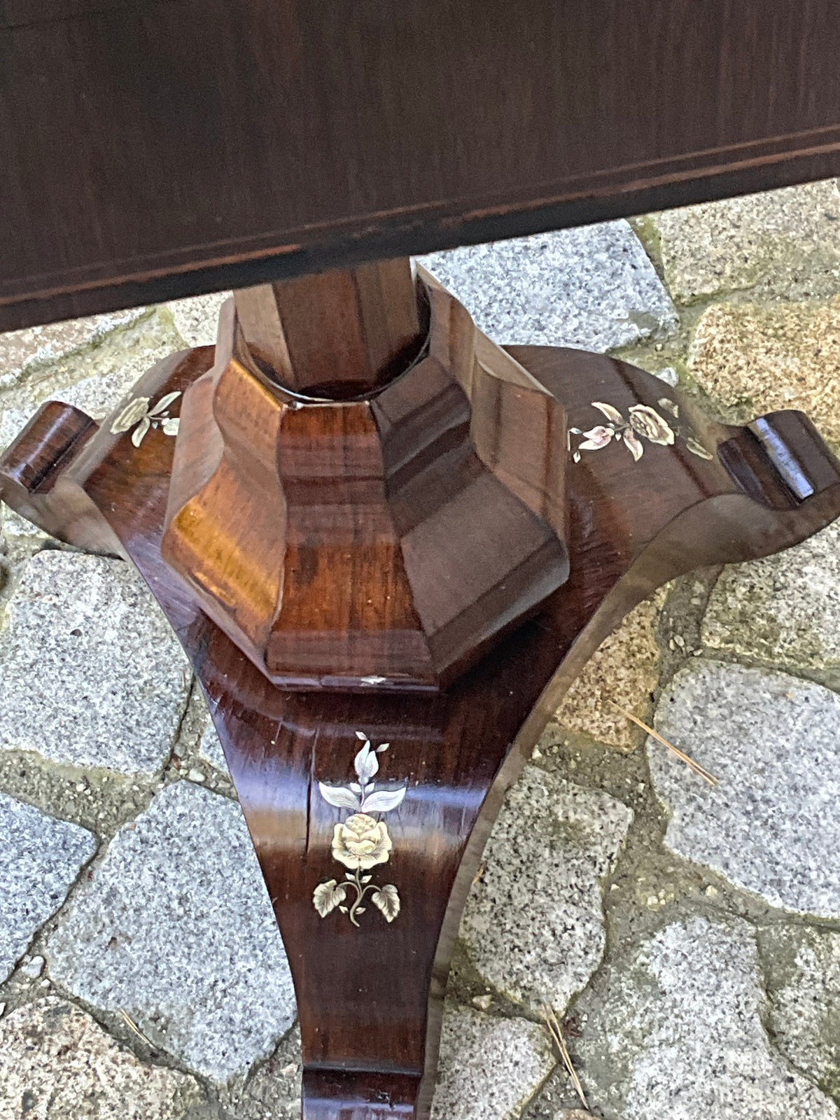 Beistelltisch in Palisander in der Manier v. A.Bembe