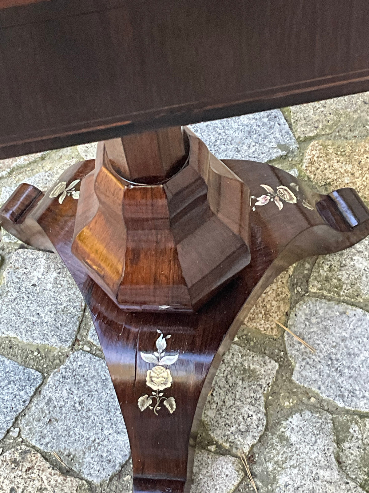 Beistelltisch in Palisander in der Manier v. A.Bembe