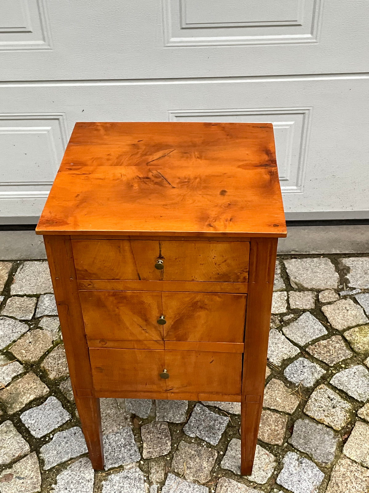 Kleine Pfeilerkommode in Birke um 1820