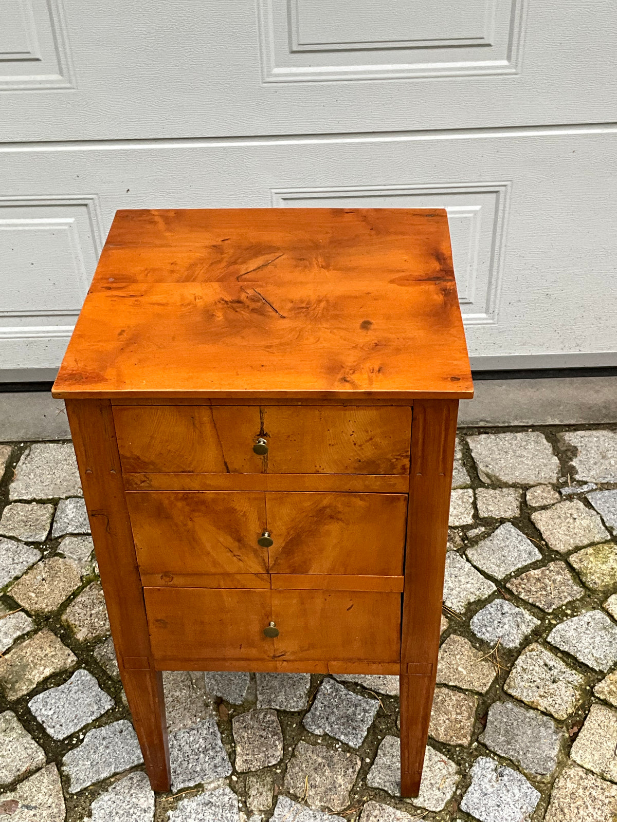 Kleine Pfeilerkommode in Birke um 1820