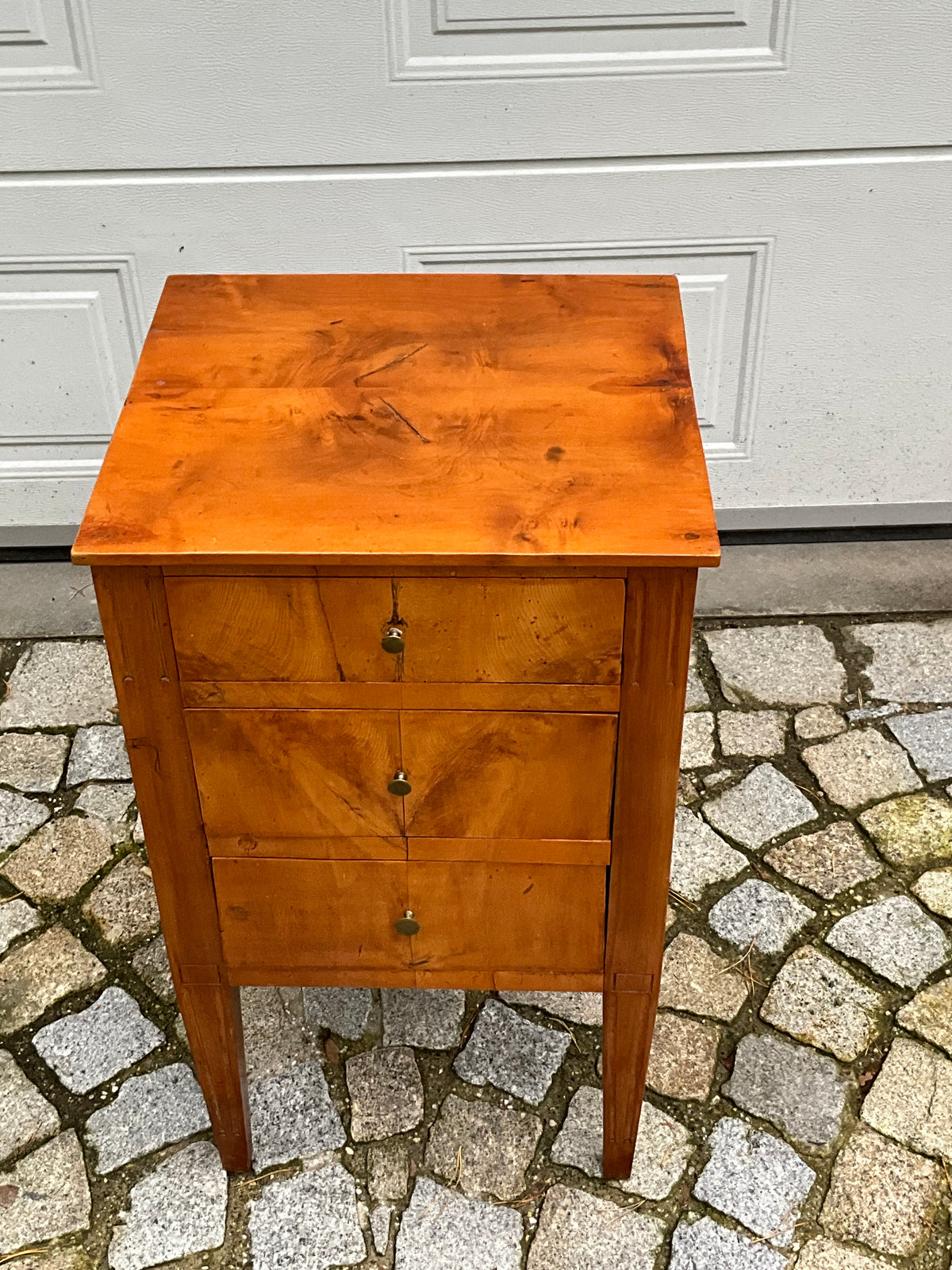 Kleine Pfeilerkommode in Birke um 1820