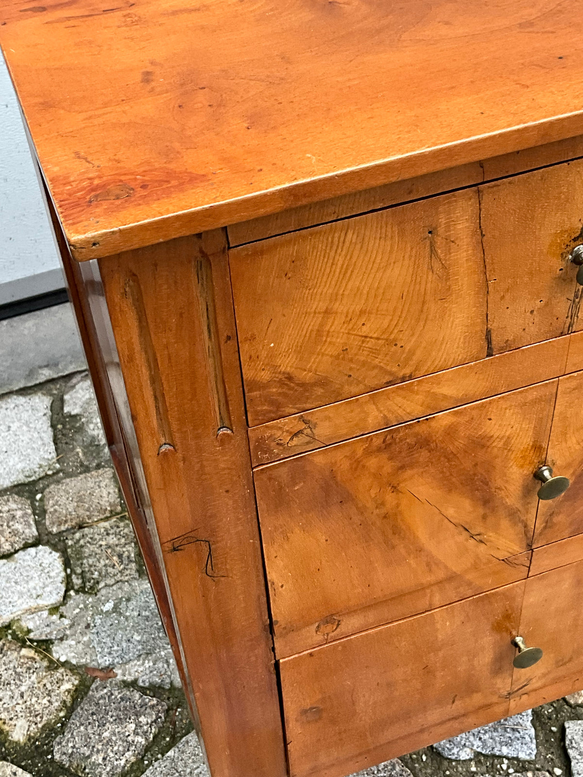 Kleine Pfeilerkommode in Birke um 1820