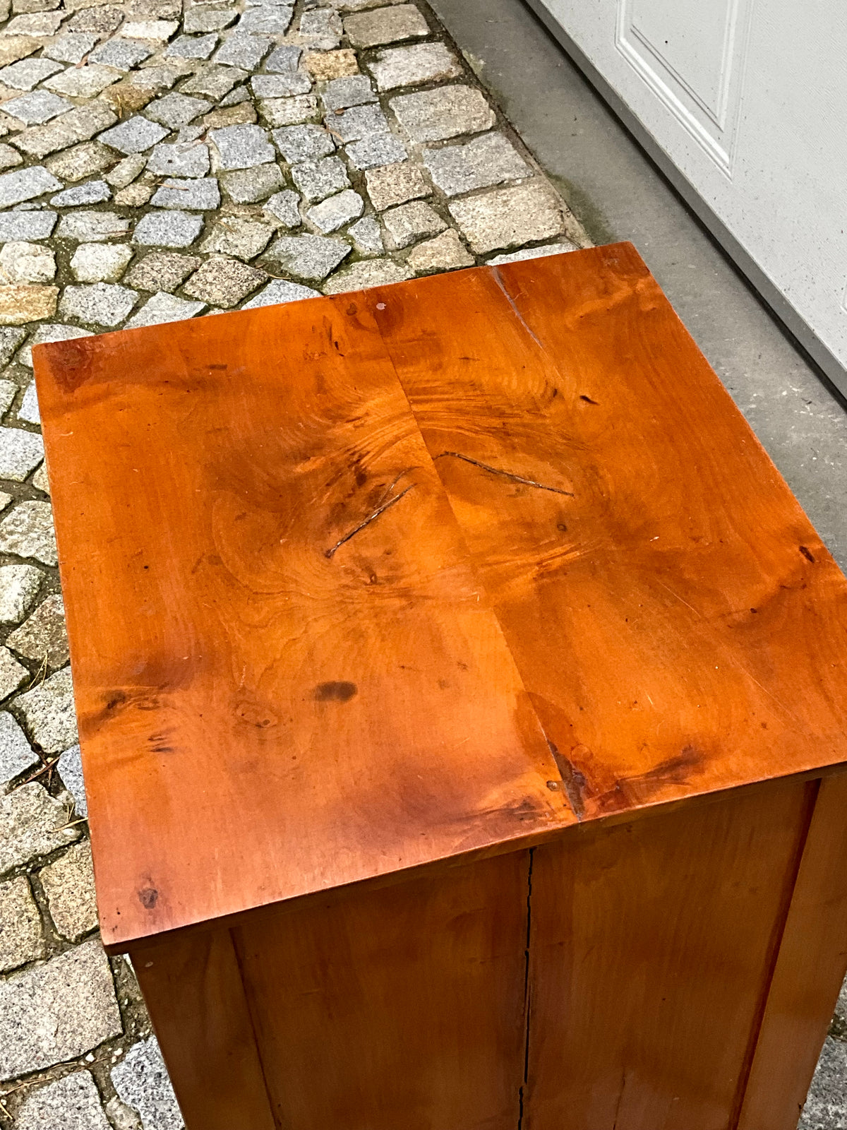 Kleine Pfeilerkommode in Birke um 1820