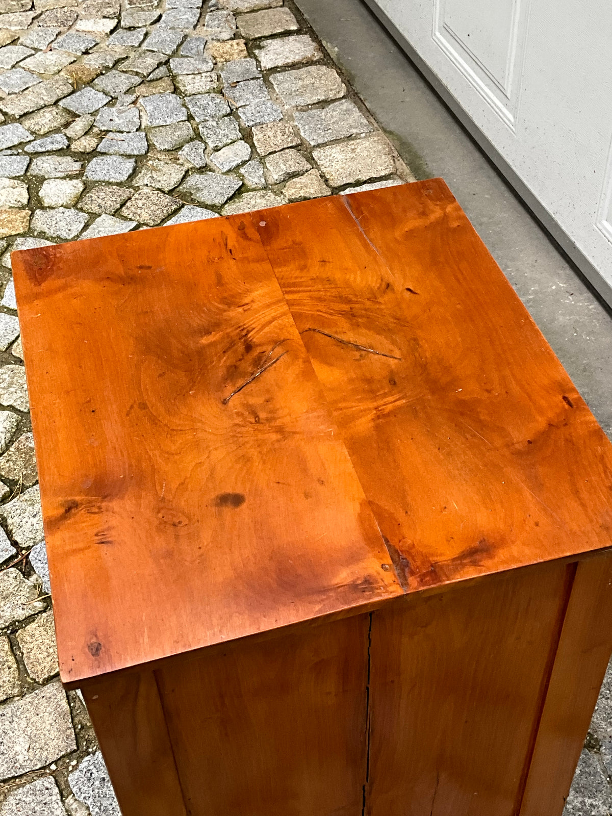 Kleine Pfeilerkommode in Birke um 1820