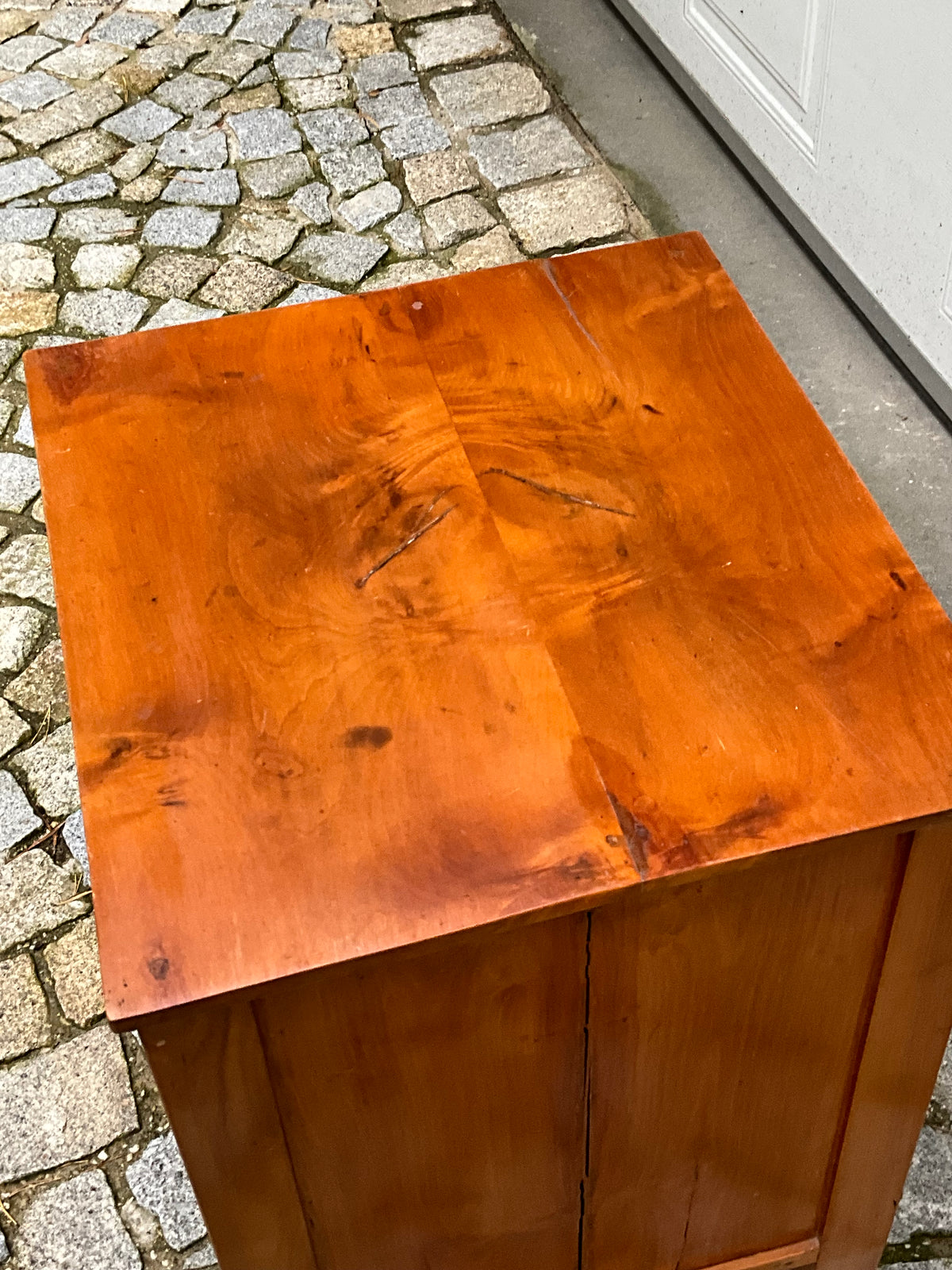 Kleine Pfeilerkommode in Birke um 1820