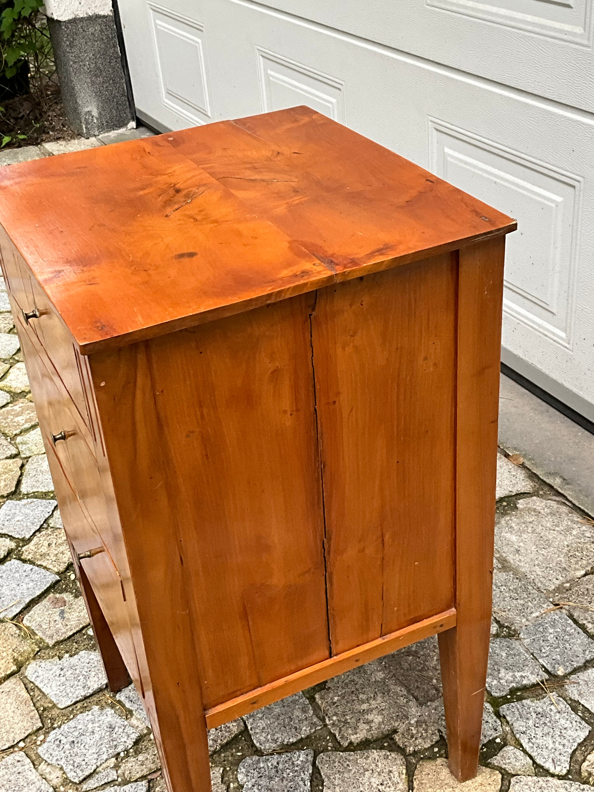 Kleine Pfeilerkommode in Birke um 1820