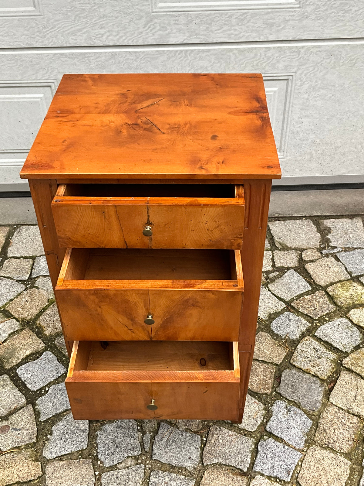 Kleine Pfeilerkommode in Birke um 1820