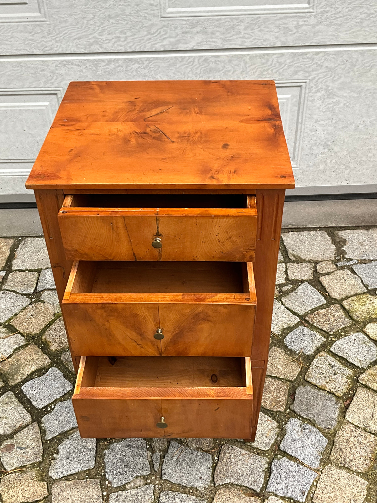 Kleine Pfeilerkommode in Birke um 1820