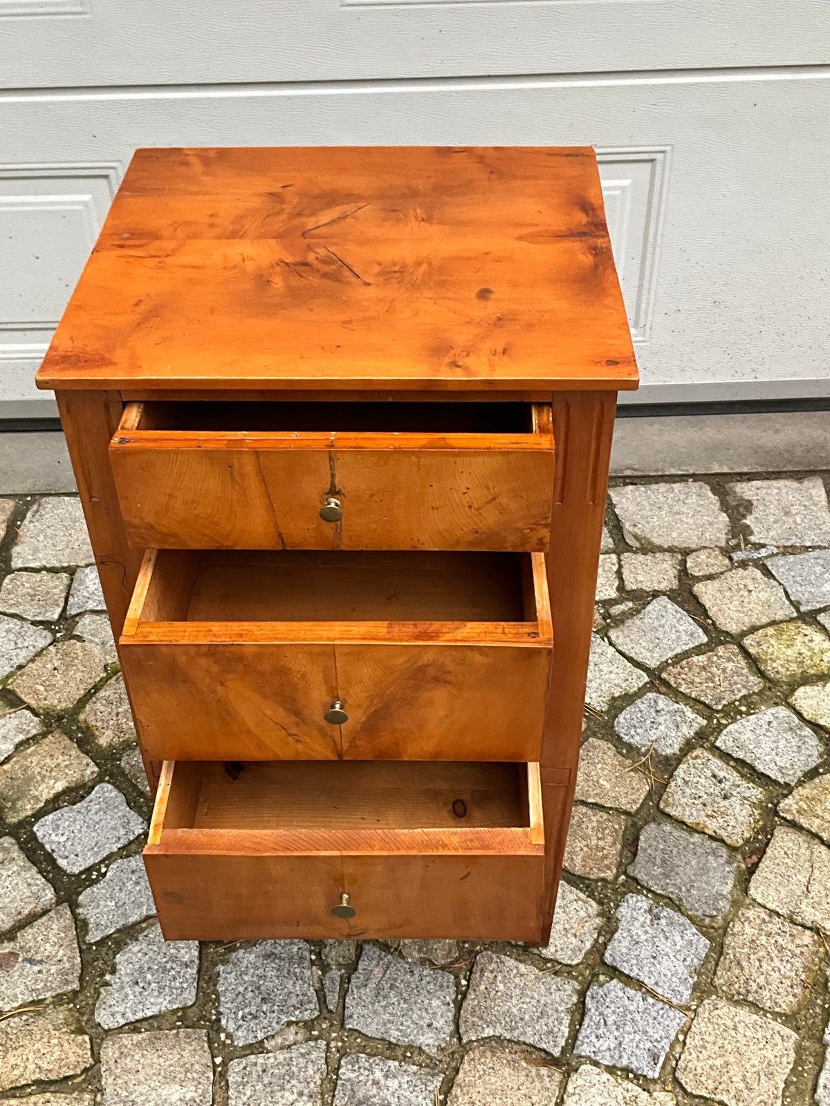 Kleine Pfeilerkommode in Birke um 1820