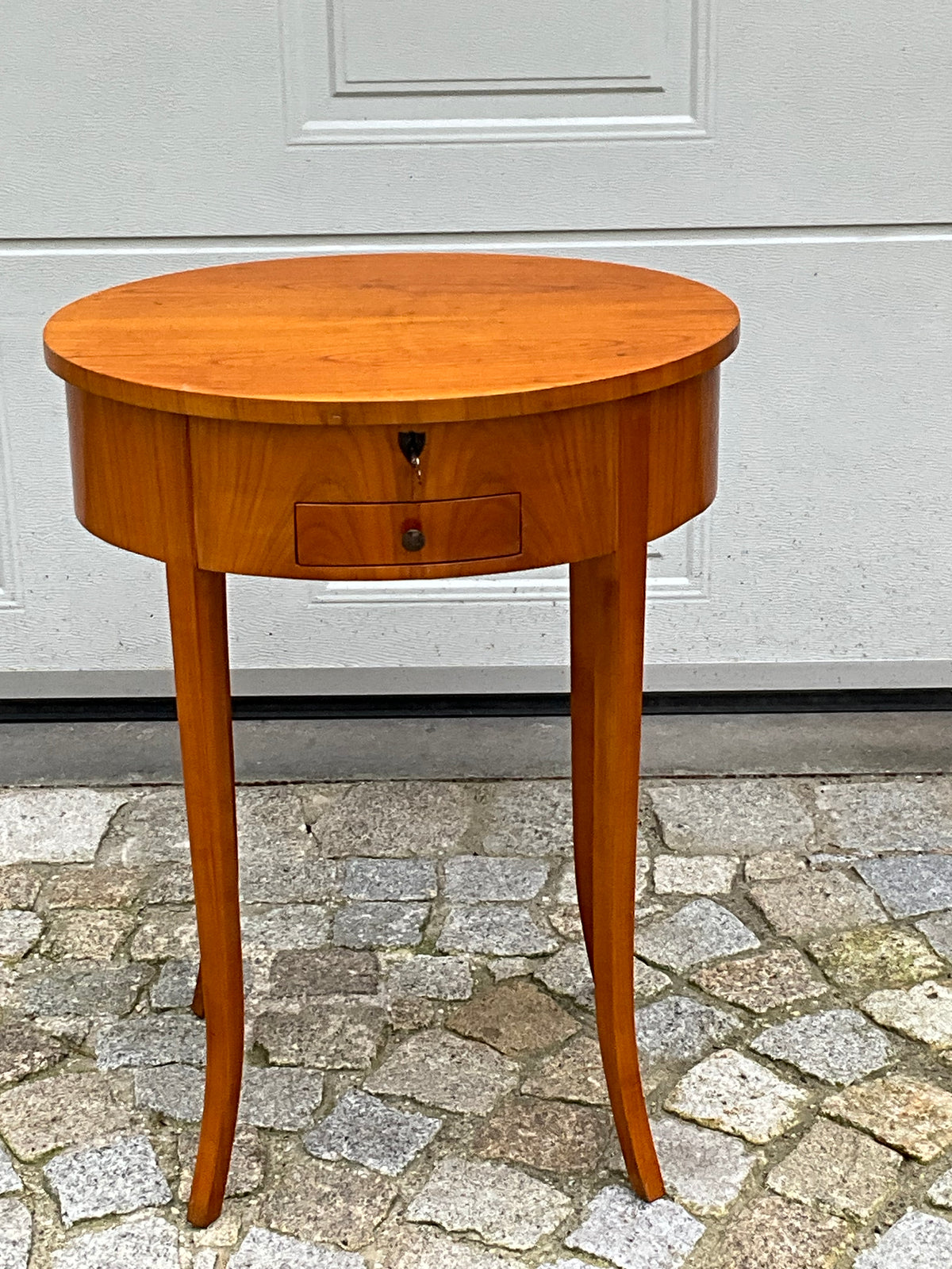 Beistelltisch in Kirschbaum im Biedermeierstil