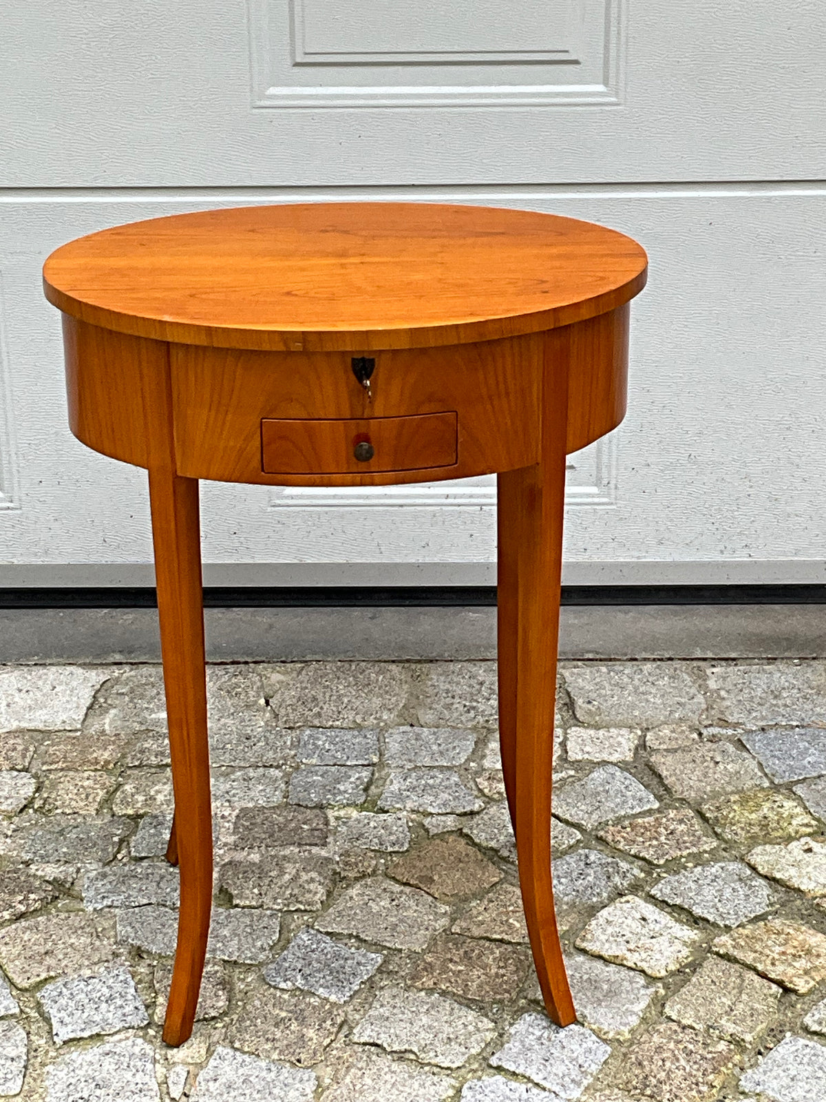 Beistelltisch in Kirschbaum im Biedermeierstil