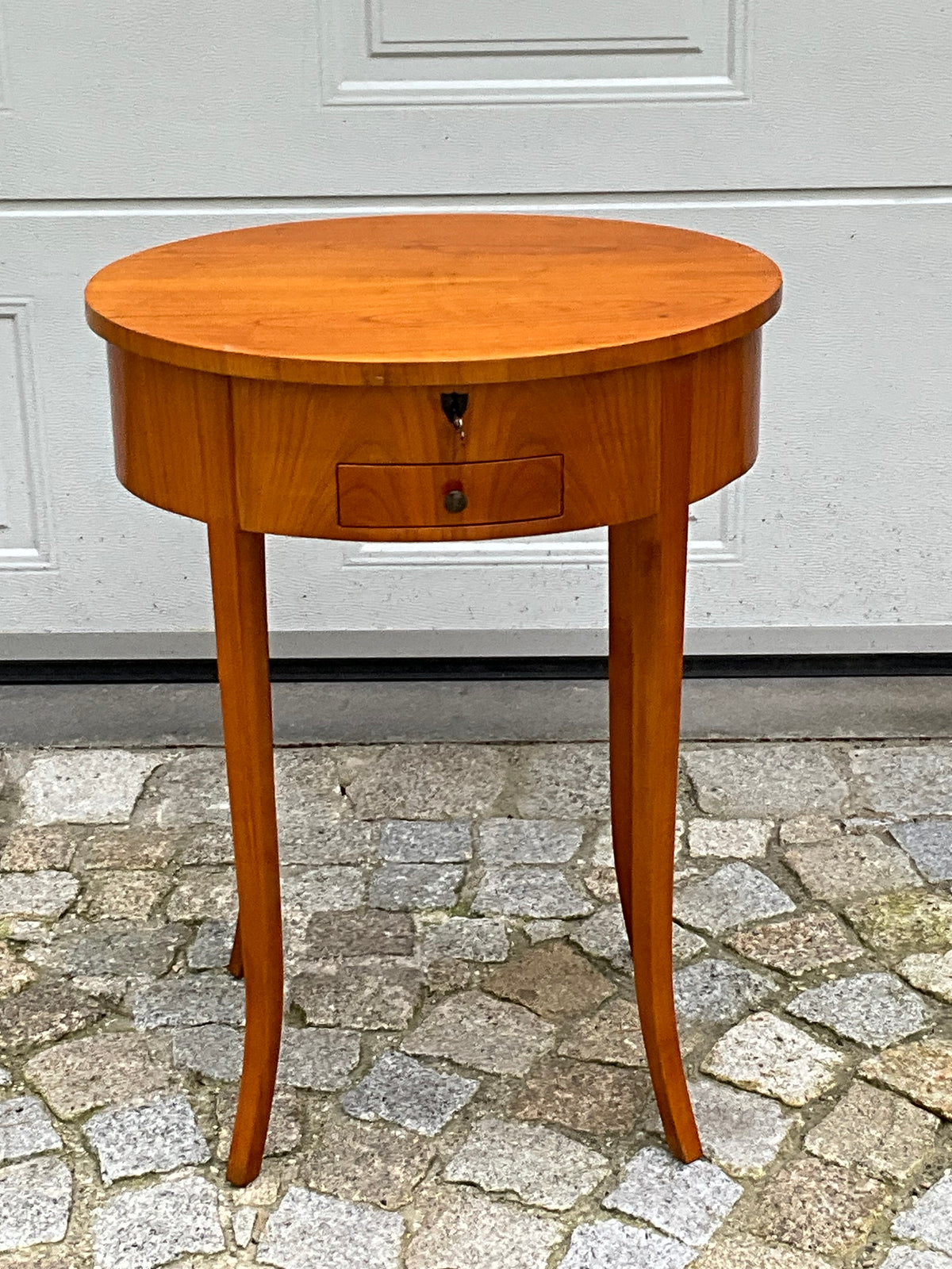 Beistelltisch in Kirschbaum im Biedermeierstil