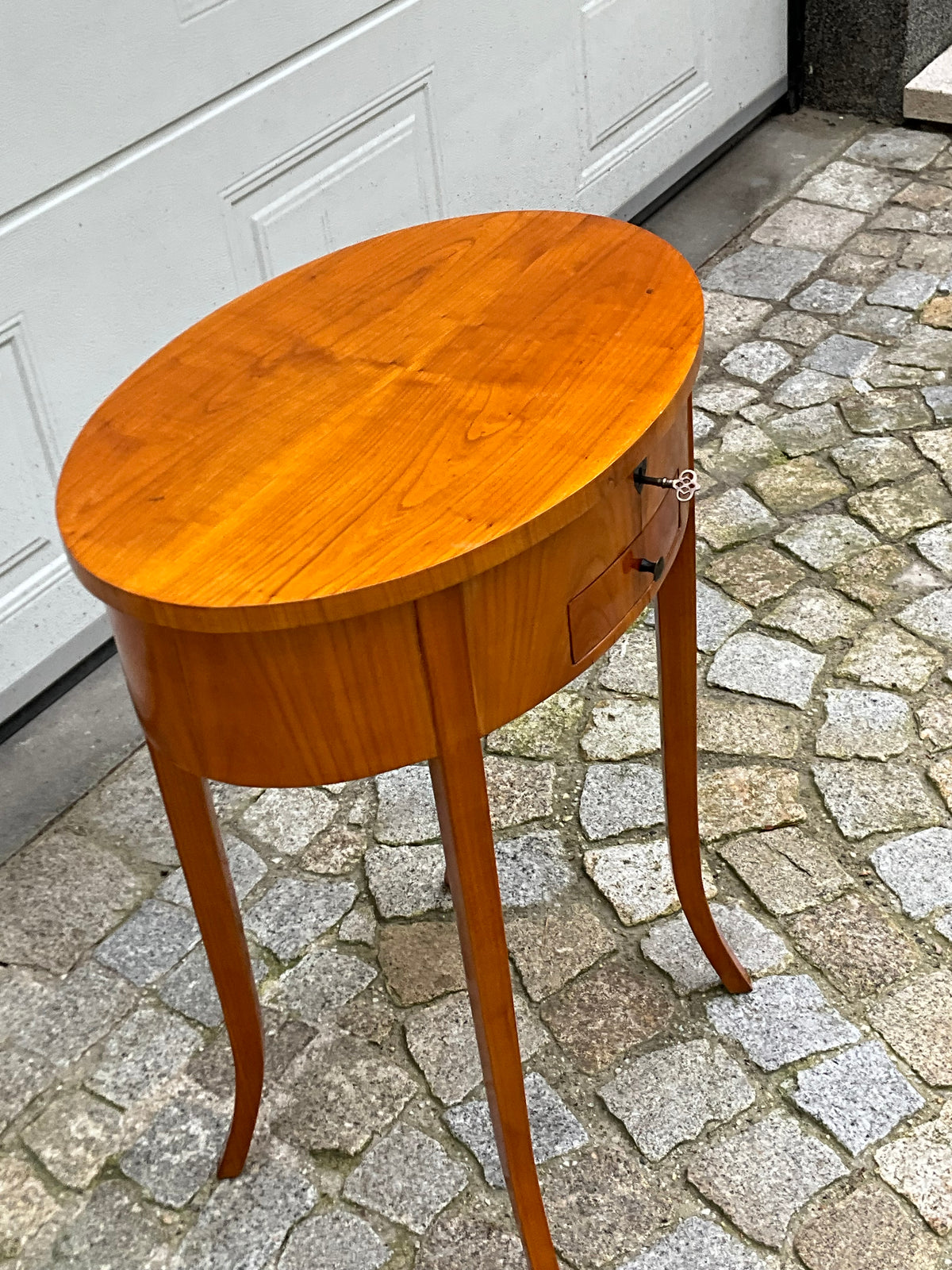 Beistelltisch in Kirschbaum im Biedermeierstil