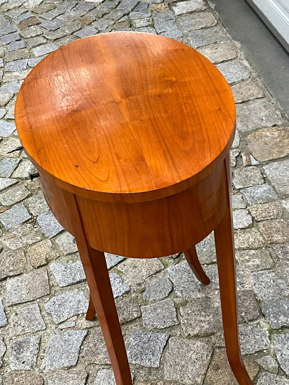 Beistelltisch in Kirschbaum im Biedermeierstil