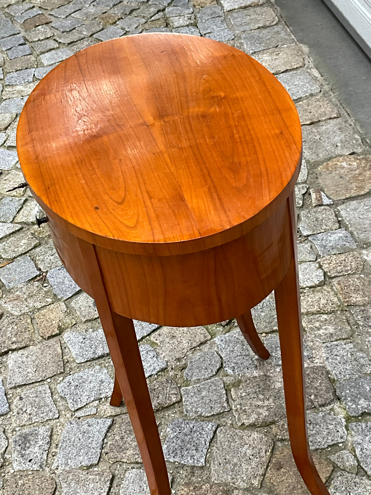 Beistelltisch in Kirschbaum im Biedermeierstil