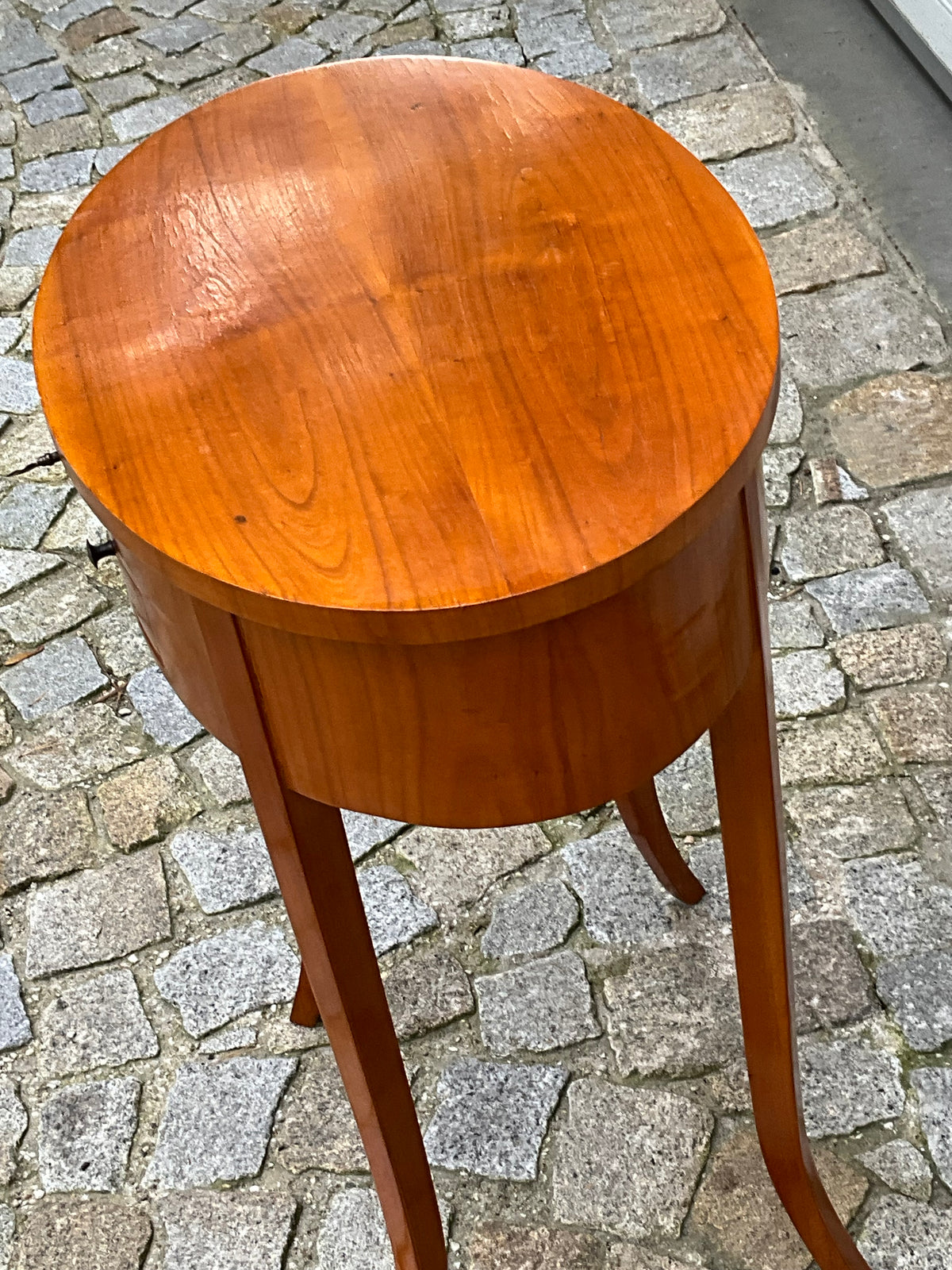 Beistelltisch in Kirschbaum im Biedermeierstil