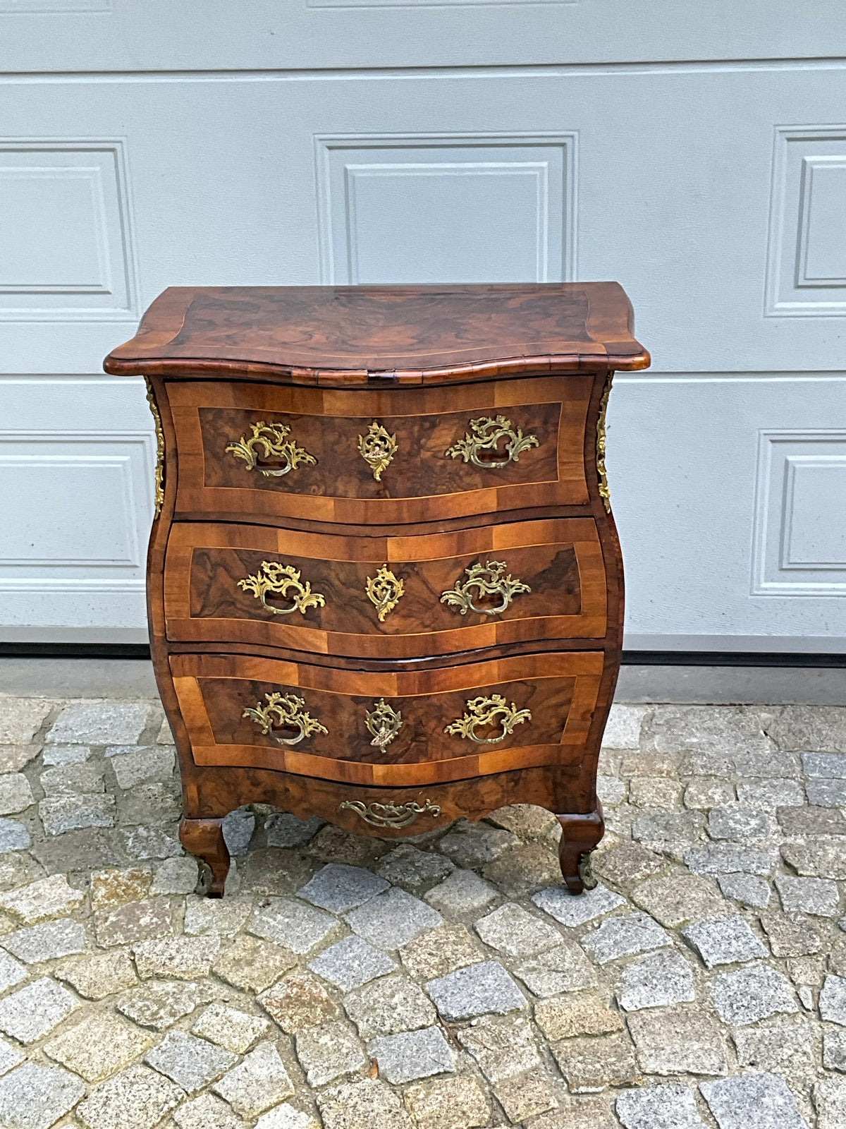 Bombierte Dresdner Barockstilkommode in Nussbaum