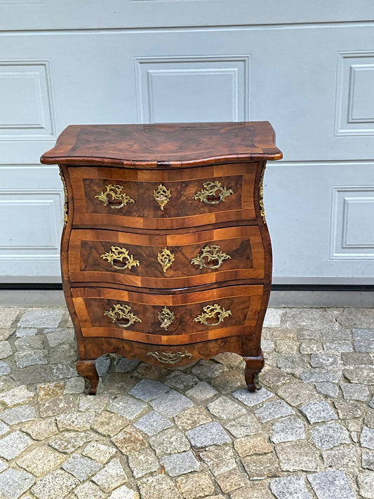 Bombierte Dresdner Barockstilkommode in Nussbaum