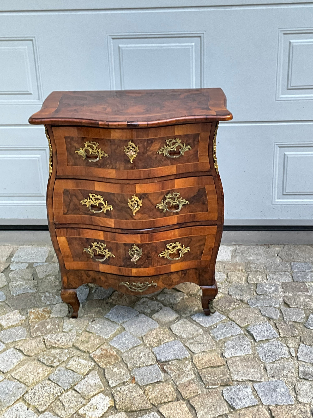 Bombierte Dresdner Barockstilkommode in Nussbaum