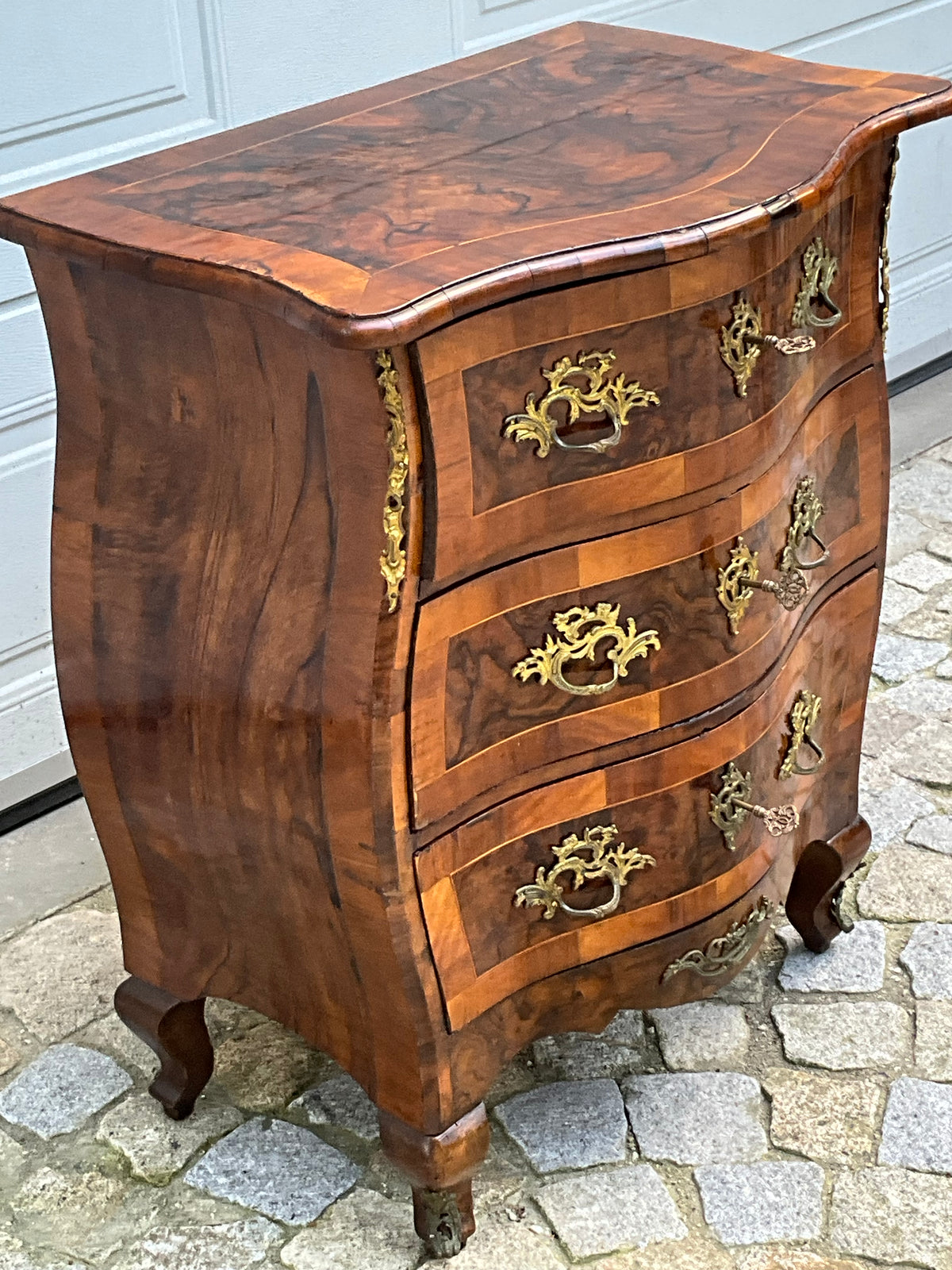 Bombierte Dresdner Barockstilkommode in Nussbaum