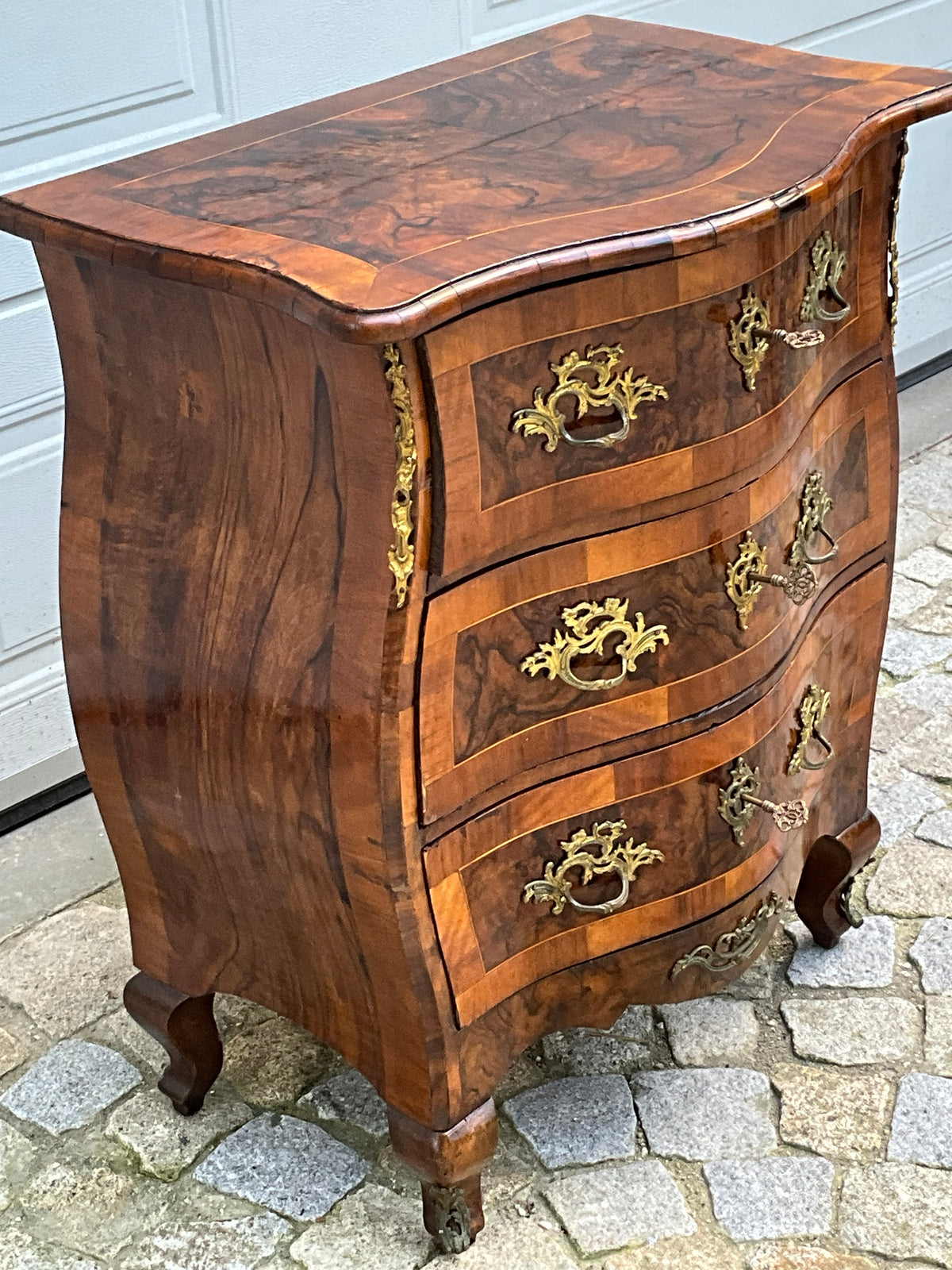 Bombierte Dresdner Barockstilkommode in Nussbaum