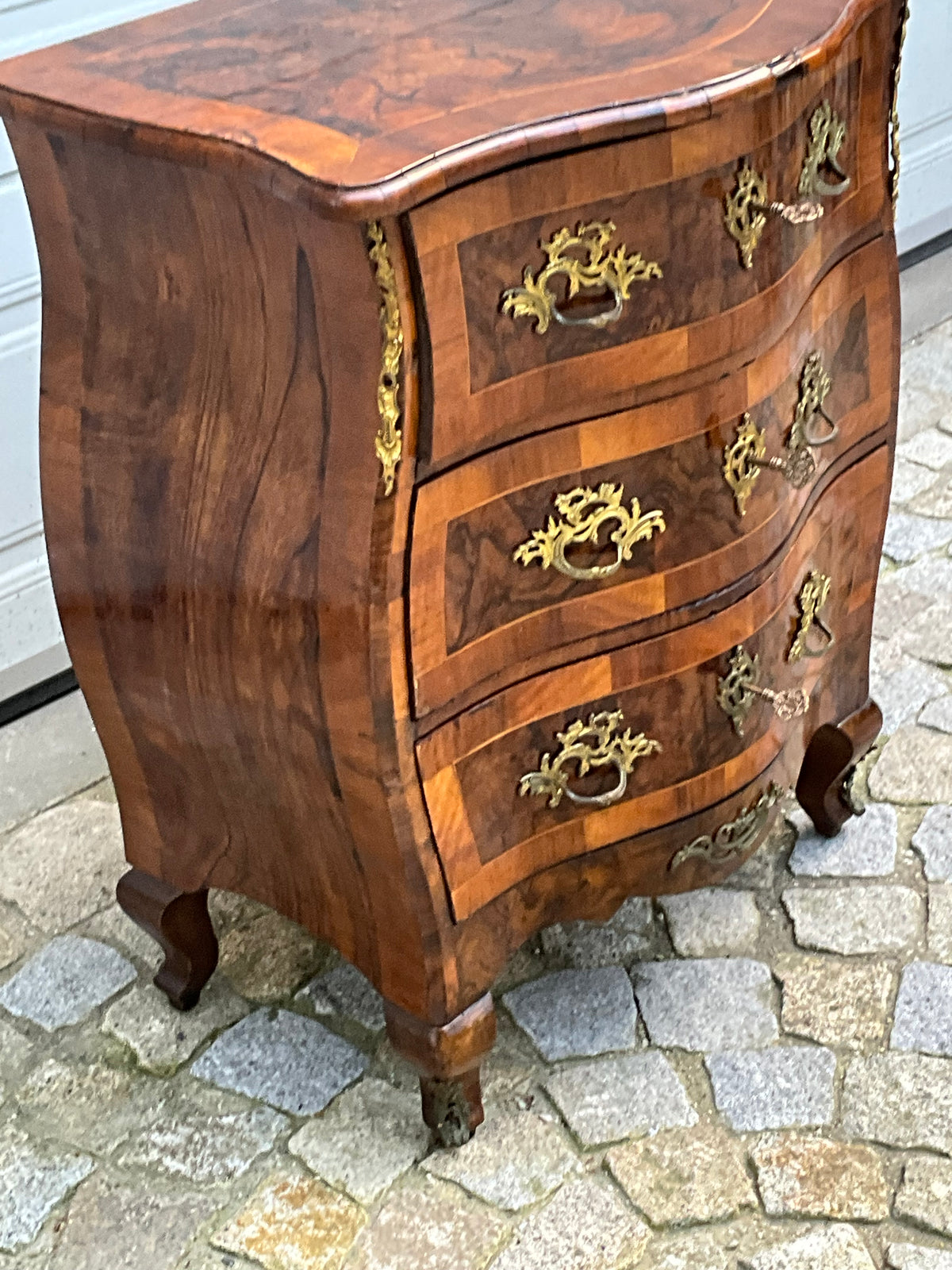 Bombierte Dresdner Barockstilkommode in Nussbaum